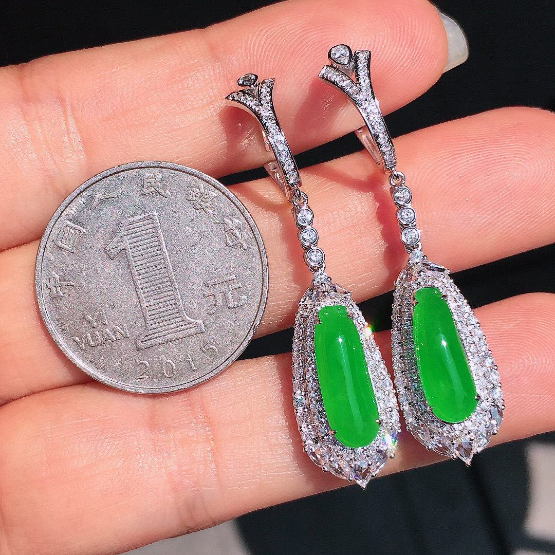 阳绿福瓜耳坠，色泽均匀艳丽，玉质细腻，荧光感超
强，饱满圆润，尽显优雅气质，18k
金豪华镶嵌