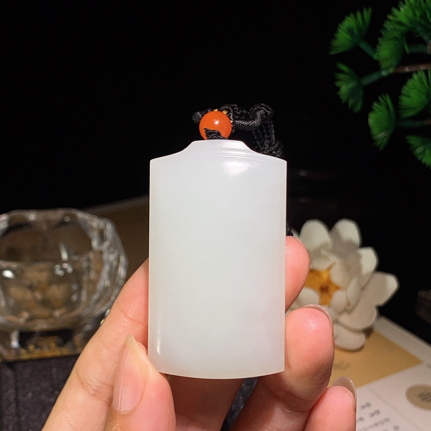 新疆和田玉白玉平安无事牌挂件 尺寸50/29/9重32克 玉质细腻油润 底色纯净 脂粉好，品质好。lt260402