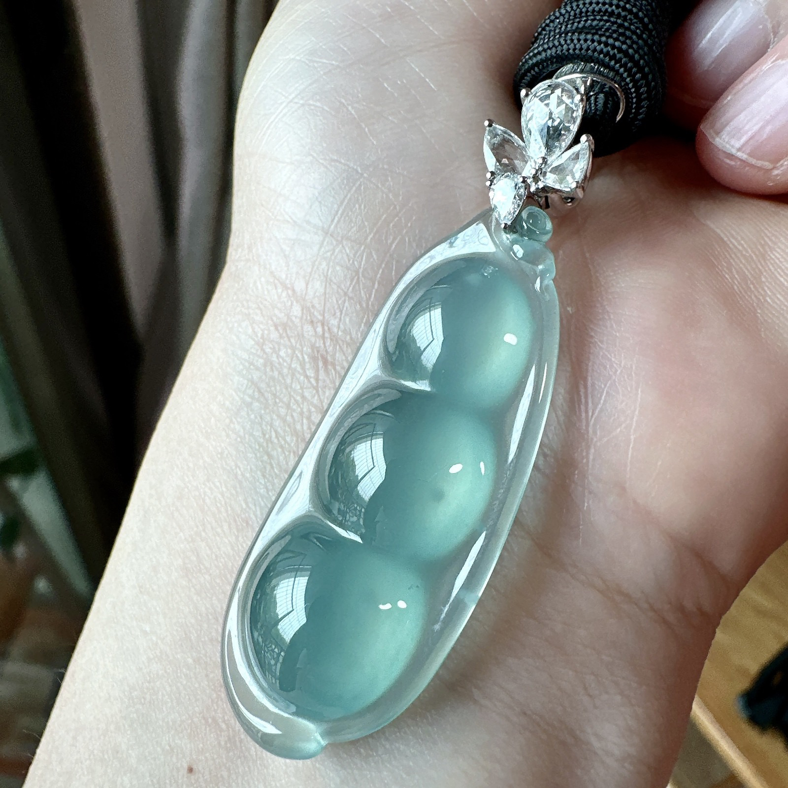 【冰种福豆吊坠】天空蓝老料，起钢光，种地上乘，冰感十足，通透起光，饱满圆润，收藏品质，18k金钻镶嵌，裸石尺寸43.6*17.1*8.2毫米