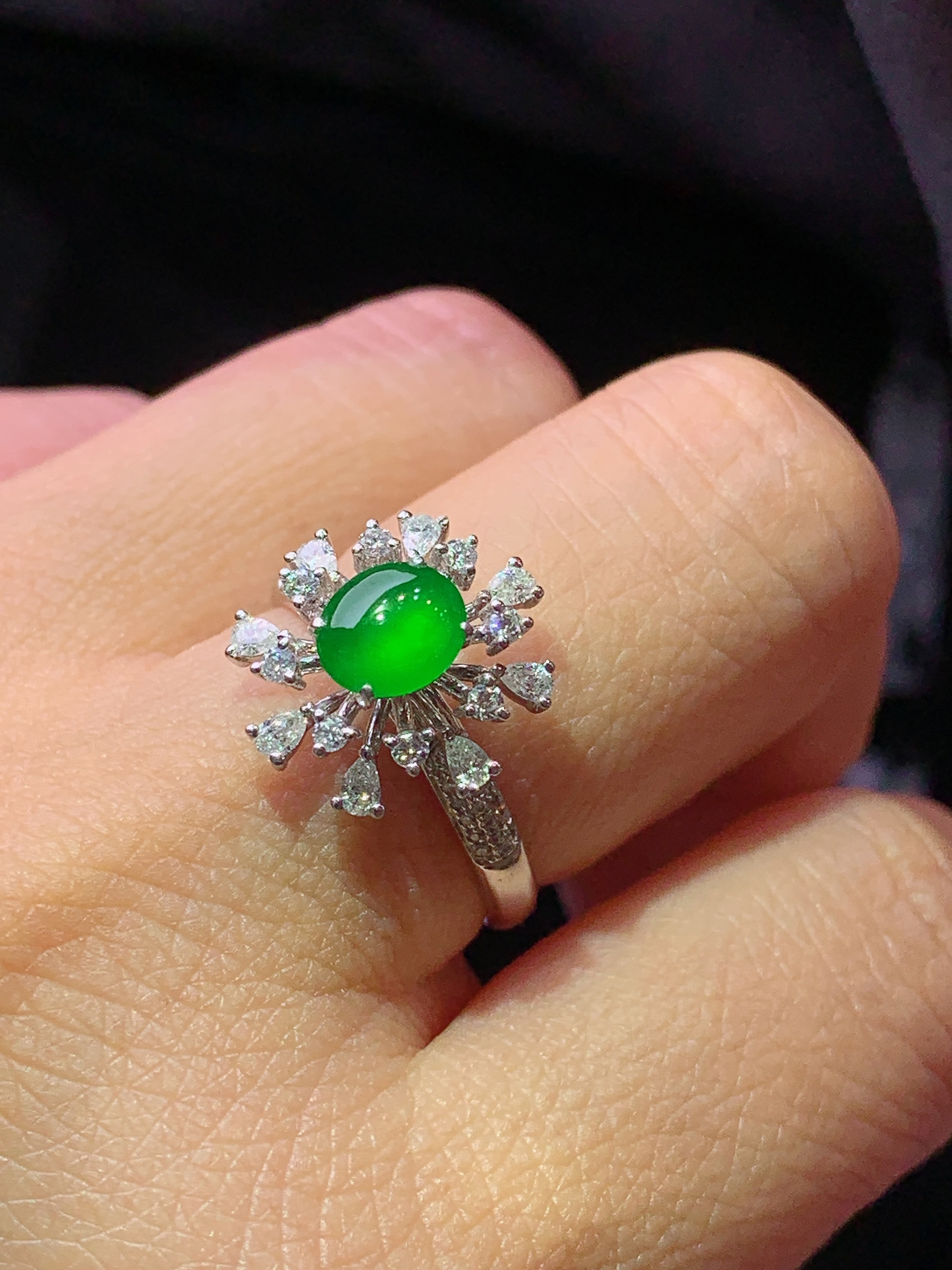 18k金钻镶嵌满绿蛋面戒指 玉质细腻 色泽艳丽清新 水润亮眼 圈口14 整体尺寸14*13.3*8.2m3