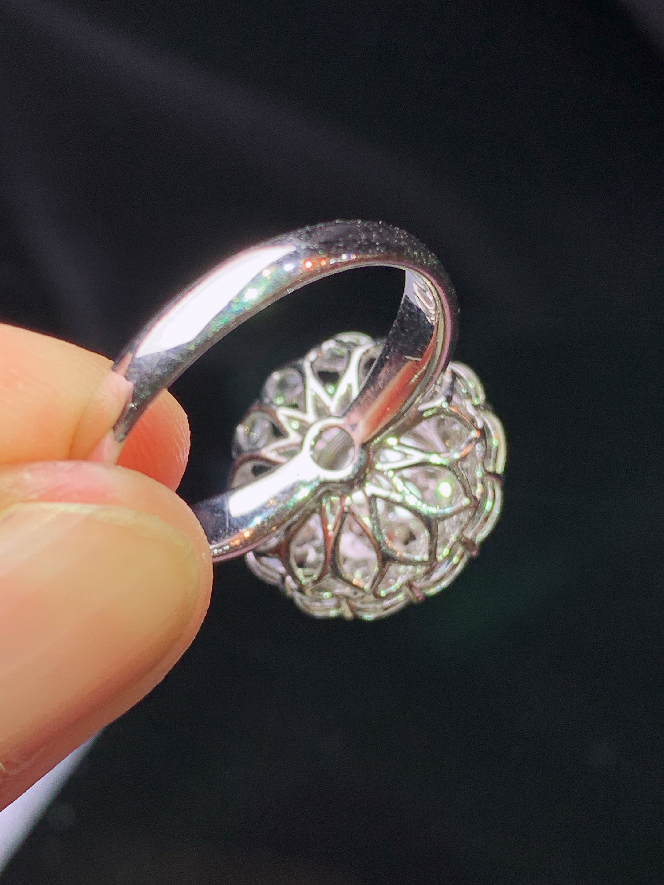 18k金钻镶嵌满绿蛋面戒指 玉质细腻 色泽艳丽清新 水润亮眼 圈口13.5 整体尺寸14.5*11.2t1