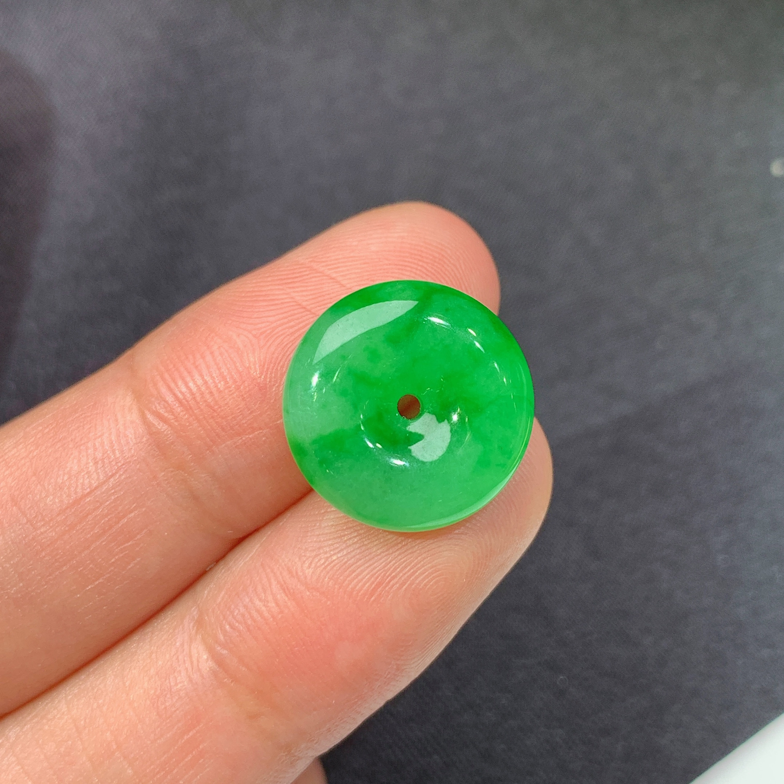 冰飘绿平安扣，冰润色阳，玉质细腻，种水足，Zha 尺寸14.7*4.6