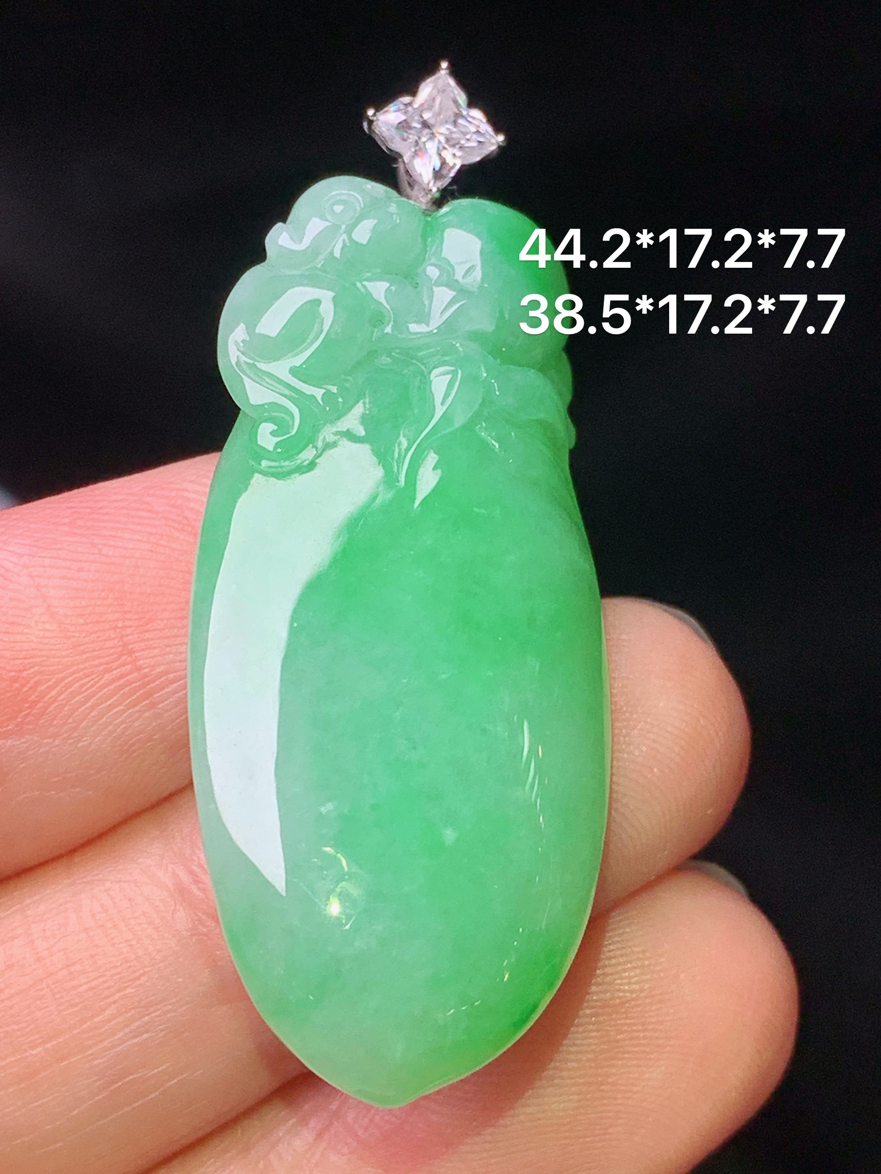 18k金钻镶嵌翠绿福瓜吊坠 玉质细腻 色泽艳丽清新 水润亮眼 整体尺寸44.2*17.2*7.7e1