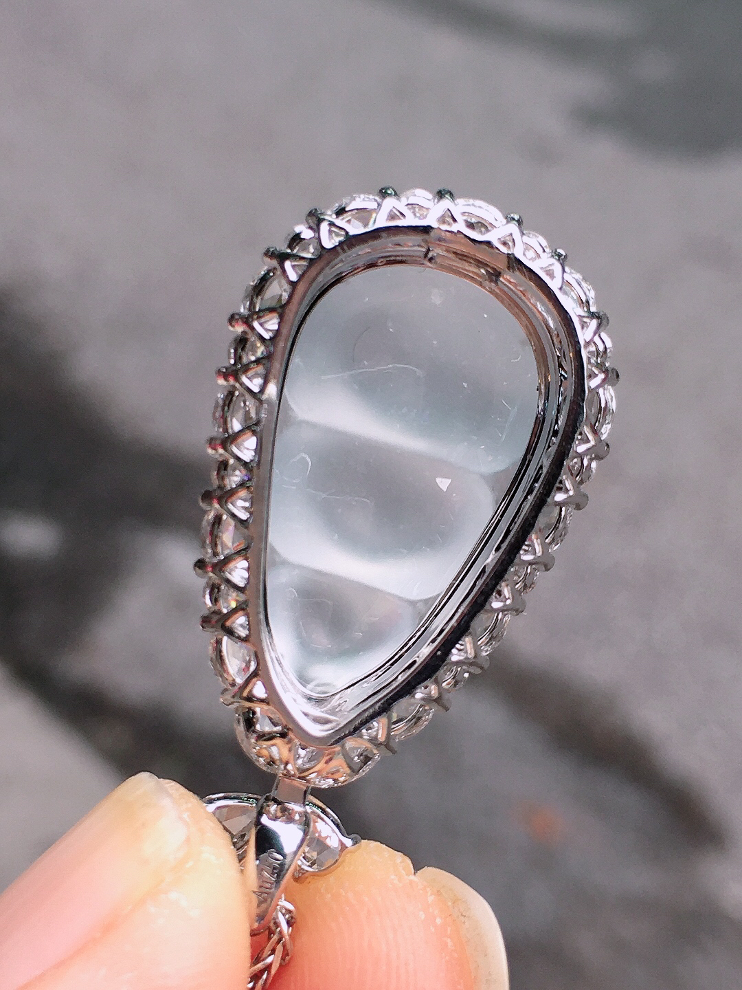 冰种福豆吊坠，玉质细腻，荧光感超
强，饱满圆润，尽显优雅气质，18k
金豪华镶嵌