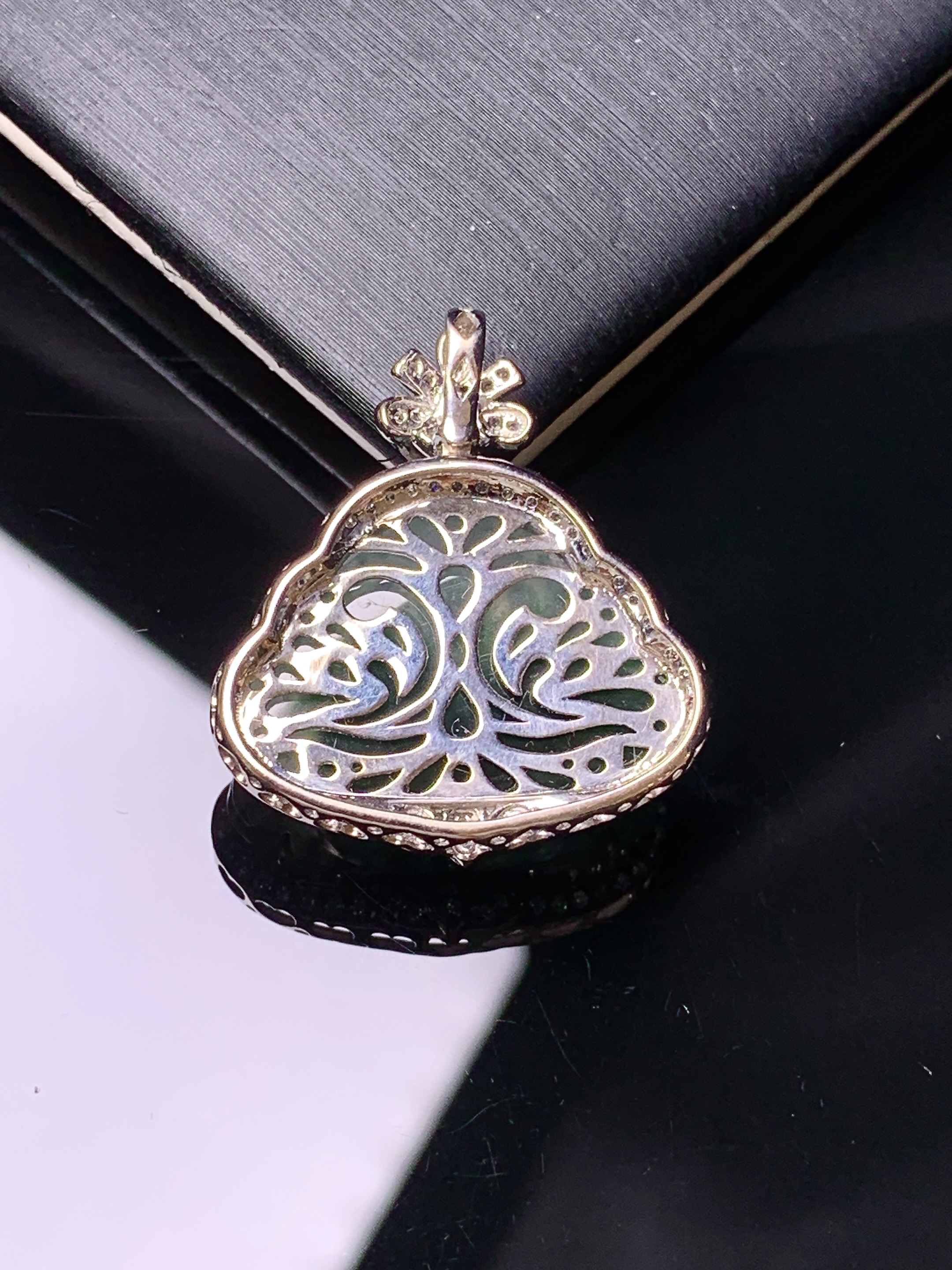 18k金钻镶嵌吊坠 玉质细腻 色泽艳丽清新 水润亮眼 整体尺寸25.3*22*8yz