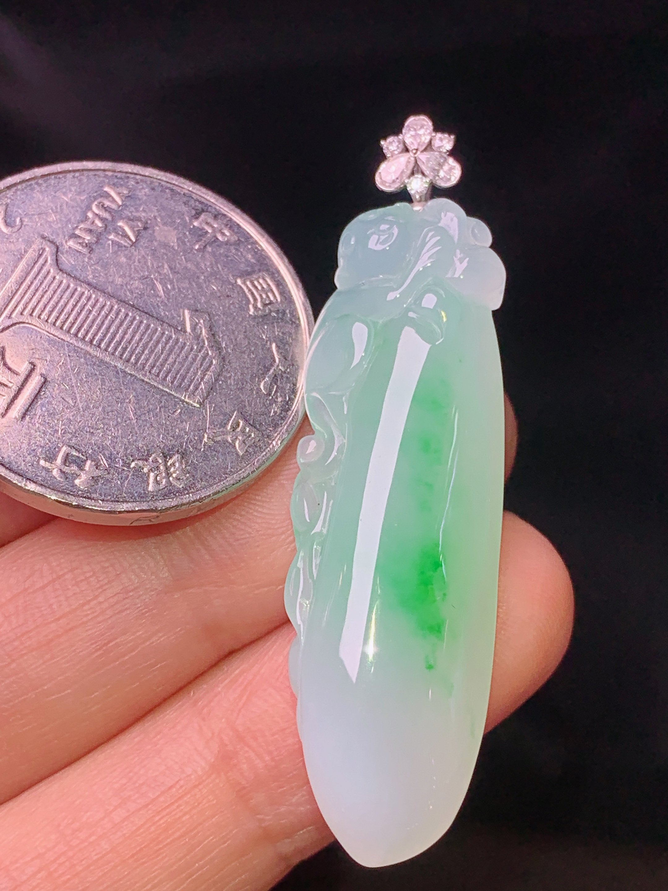 18k金钻镶嵌飘绿福瓜吊坠 玉质细腻 色泽艳丽清新 水润亮眼 整体尺寸46.2*12.5*6.5e1