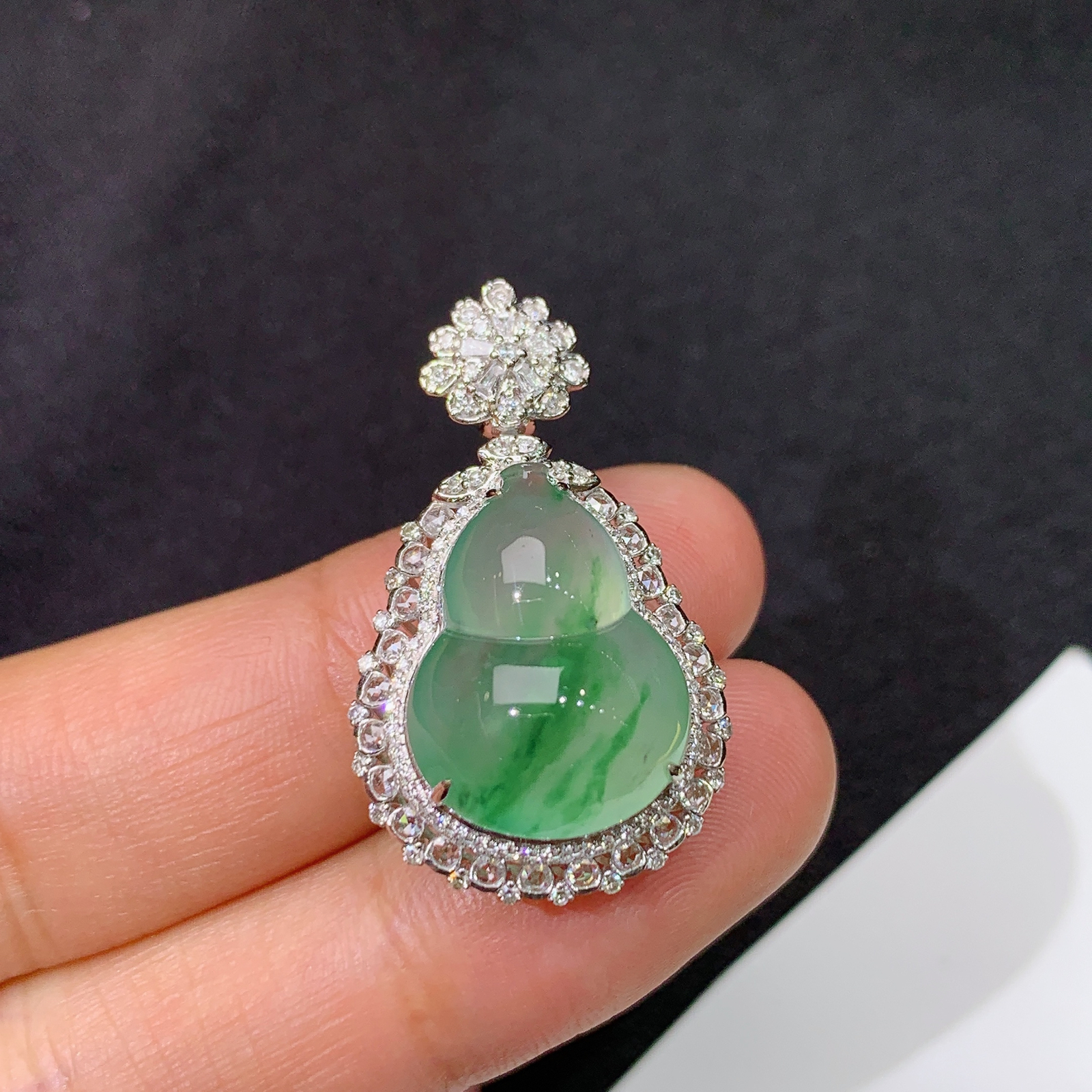 冰飘花葫芦吊坠，18k金镶嵌，冰润饱满，玉质细腻，种水足，Li 尺寸29.8*17.9*11.9