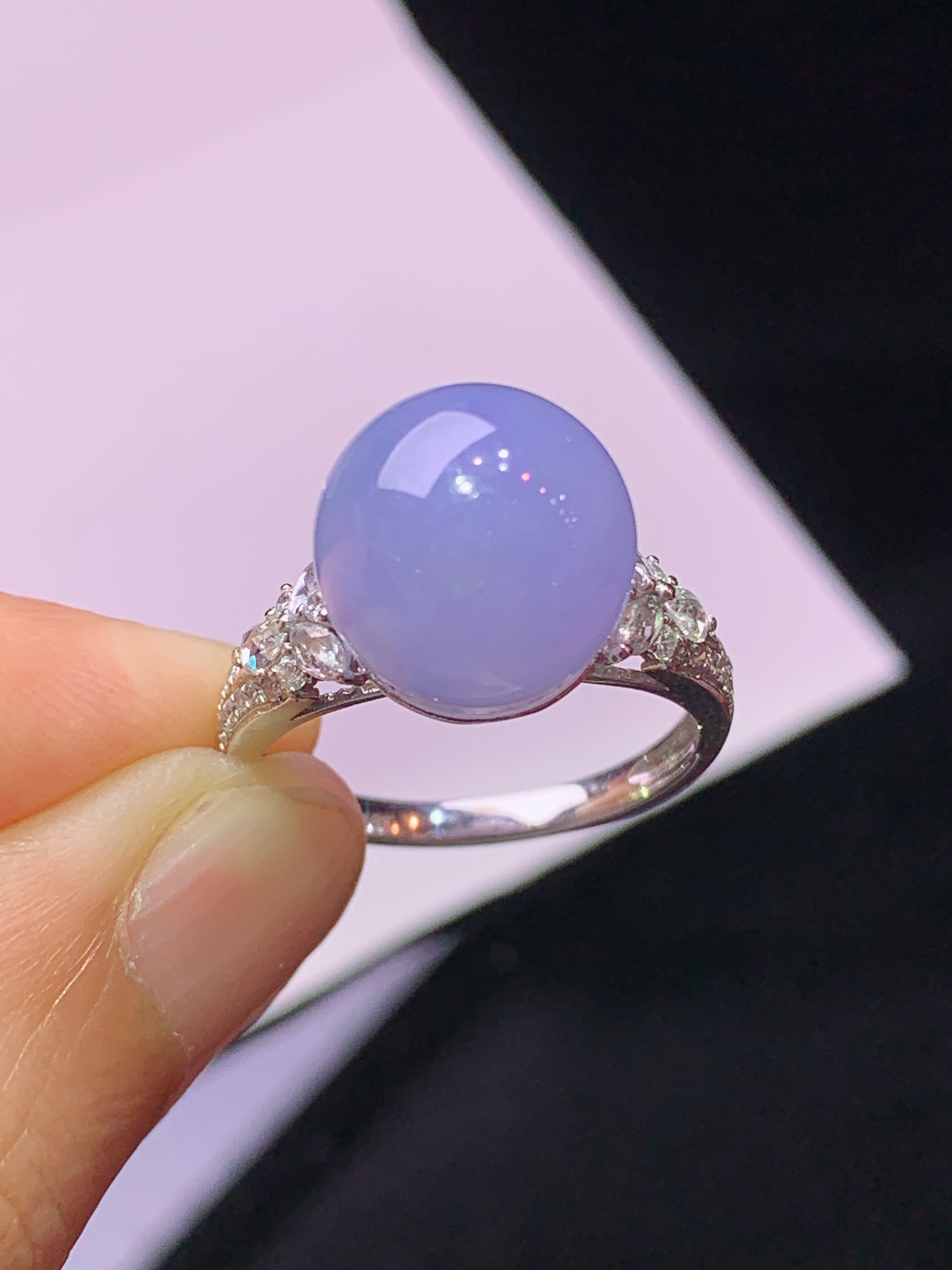 18k金钻镶嵌紫罗兰圆珠戒指 玉质细腻 色泽艳丽清新 水润亮眼 圈口14 整体尺寸11.2L2