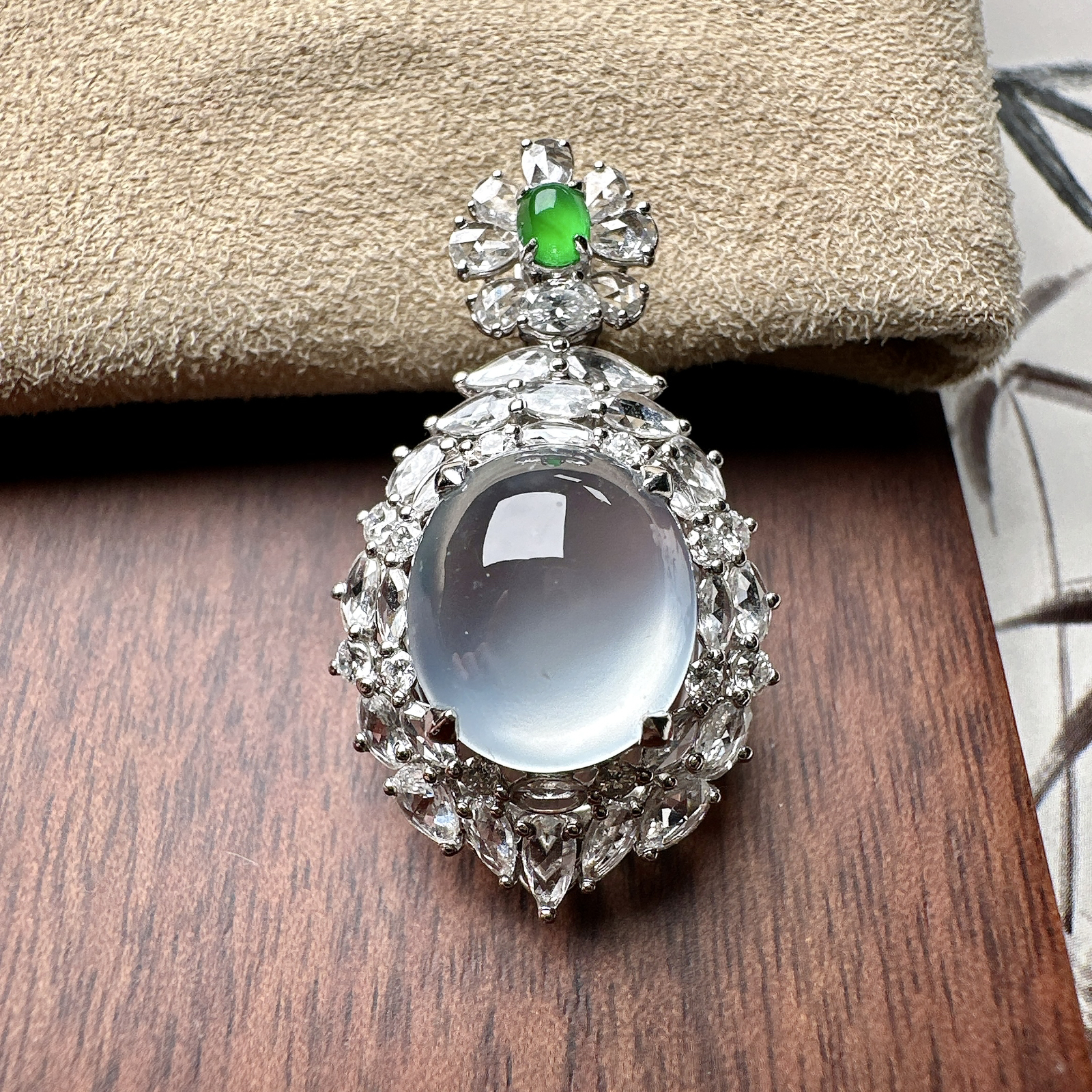 【玻璃蛋面吊坠】质地细腻清爽，玻璃色泽，荧光感强烈，18K金钻镶嵌，裸石尺寸12.5*11.1*6.