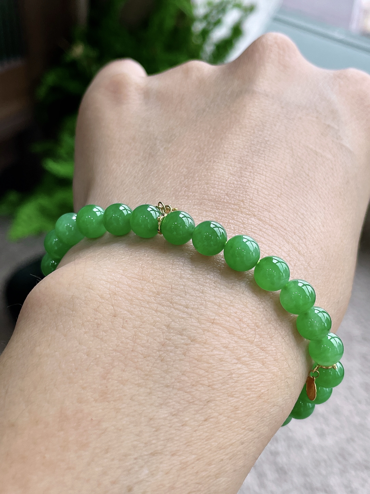 【珠子】冰阳绿手串圆珠珠子手串
【说明】缅料 18k镶嵌 性价比高  
【尺寸】6.7mm