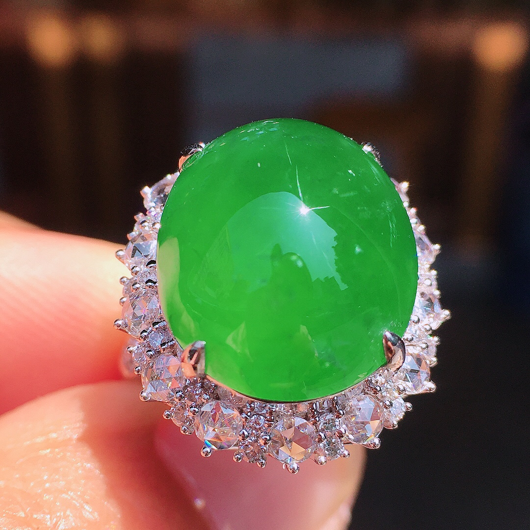 阳绿蛋面戒指，色泽均匀艳丽，玉质细腻，荧光感超
强，饱满圆润，尽显优雅气质，18k
金豪华镶嵌