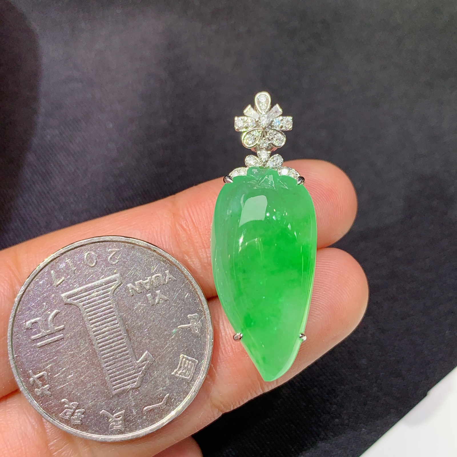 冰阳绿福瓜吊坠，18k金镶嵌，冰润色阳，玉质细腻，种水足，Jj 尺寸34.2*12.3*8.3