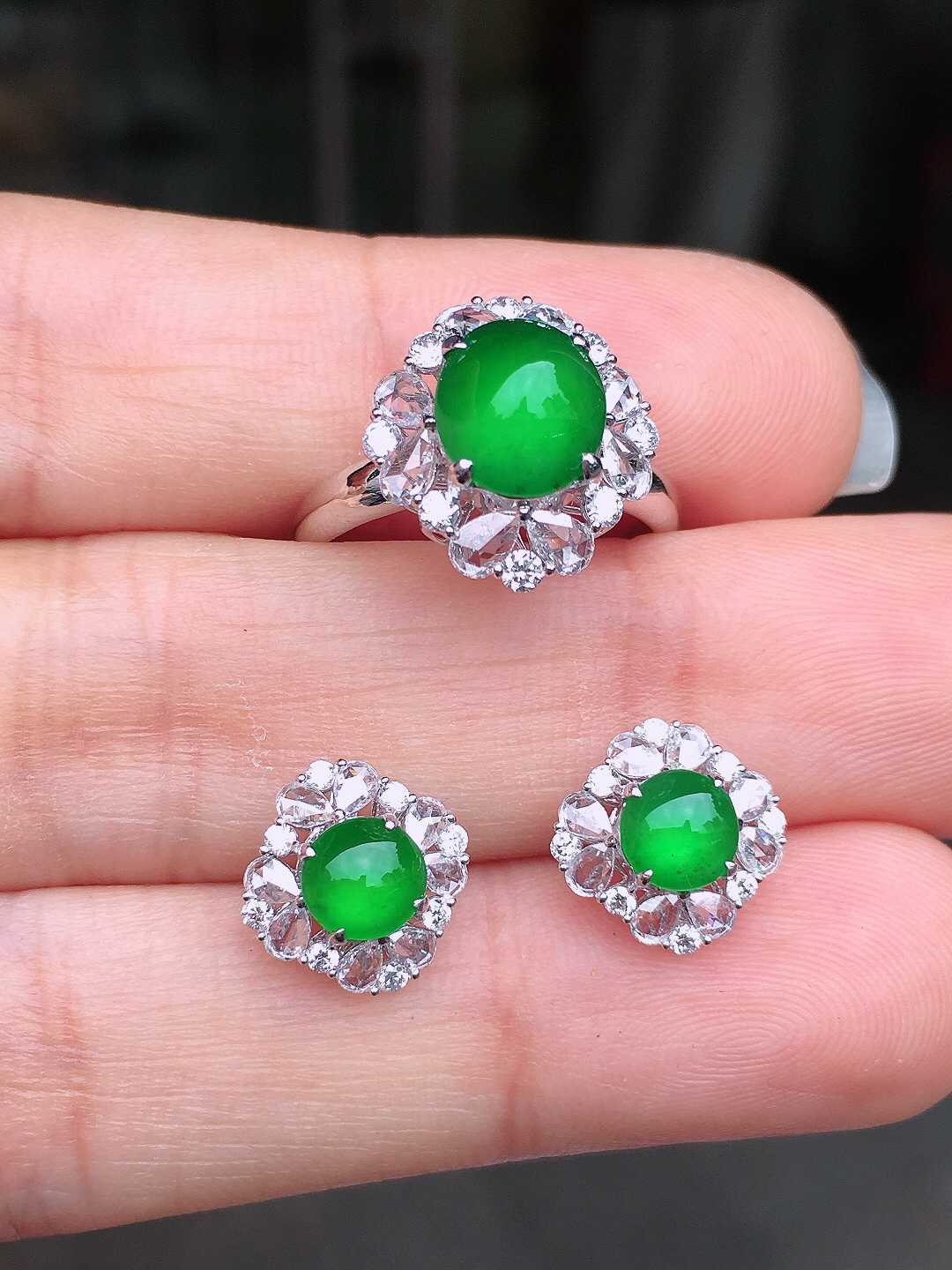 阳绿蛋面套装（耳钉+戒指），色泽均匀艳丽，玉质细腻，荧光感超
强，饱满圆润，尽显优雅气质，18k
金豪华镶嵌