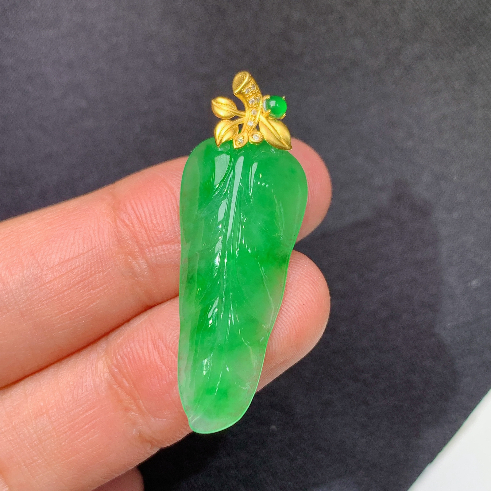 冰阳绿树叶吊坠，18k金镶嵌，冰润色阳，玉质细腻，种水足，Hao 尺寸35.6*12.7*5.3