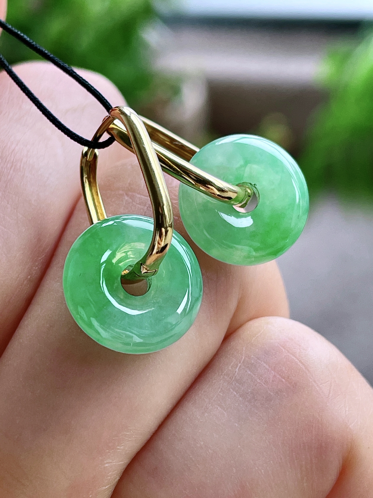 【镶嵌】冰甜阳绿甜甜圈耳坠 
【说明】缅料 18k金镶嵌 性价比高  
【裸石】12.4-3.9