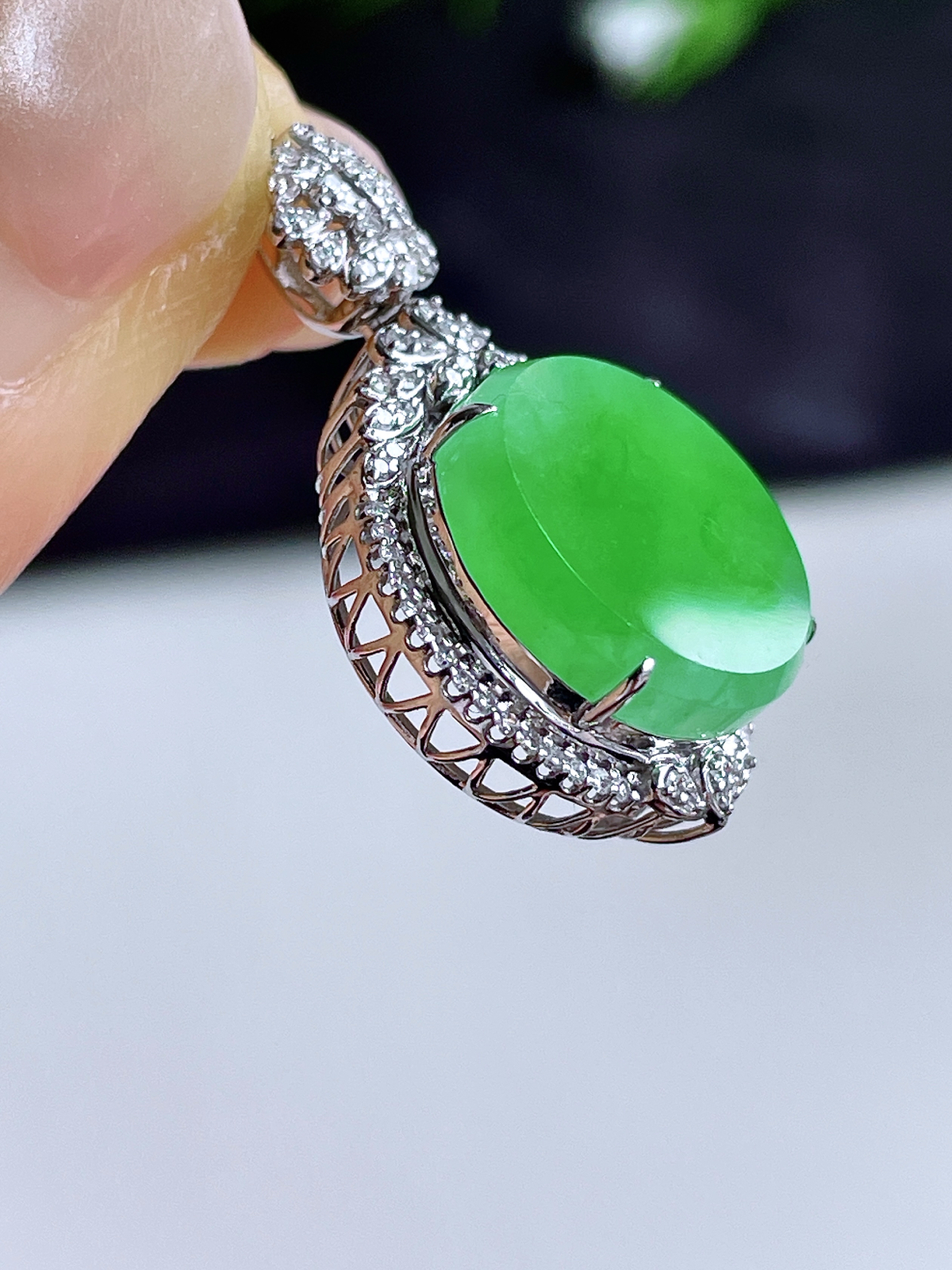 【镶嵌】冰阳绿圆牌无事牌吊坠  
【说明】18k金镶嵌 性价比高  
【整体】30-17.7-8.5
【裸石】14.8-3.6