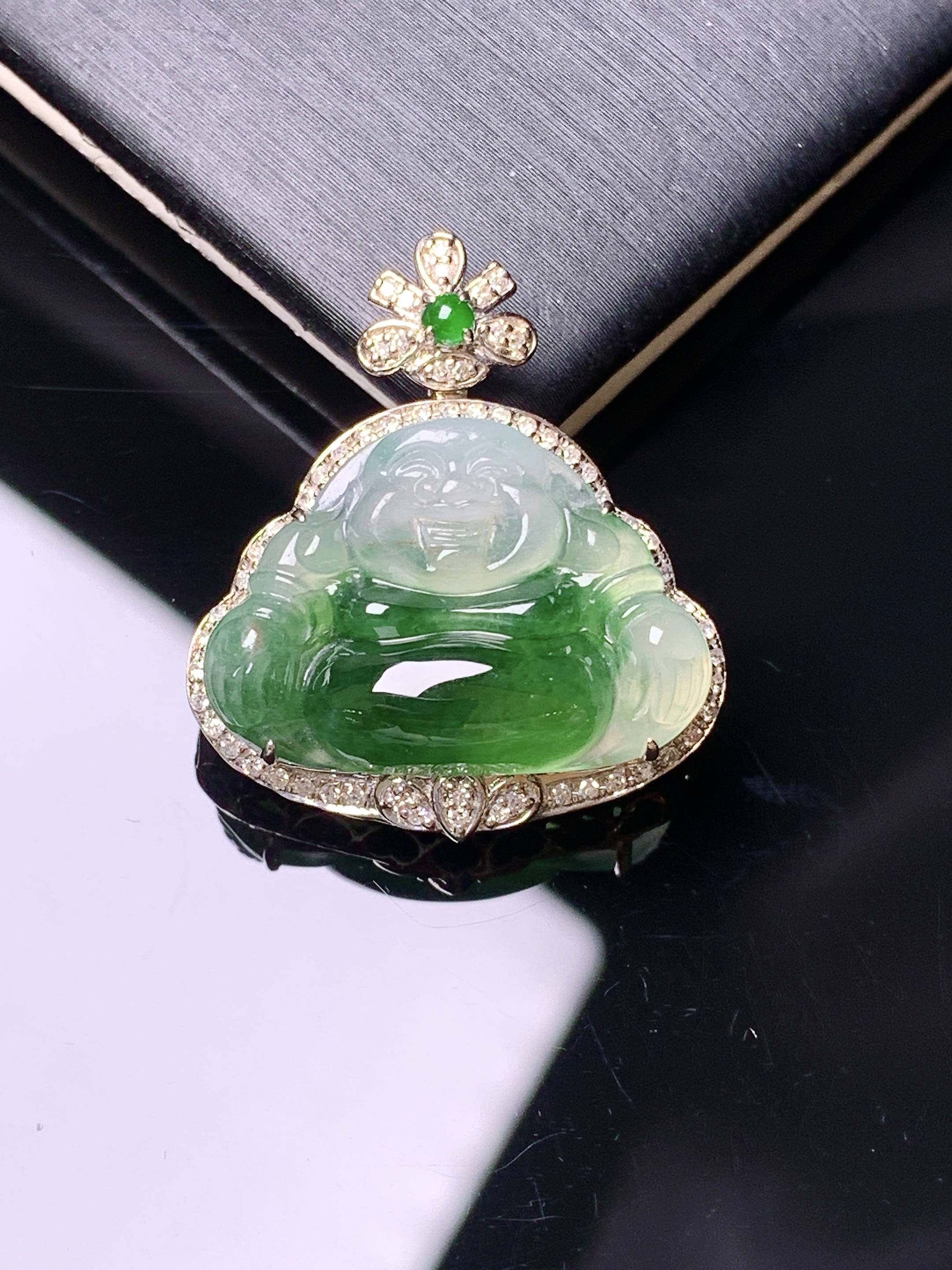 18k金钻镶嵌吊坠 玉质细腻 色泽艳丽清新 水润亮眼 整体尺寸25.3*22*8yz