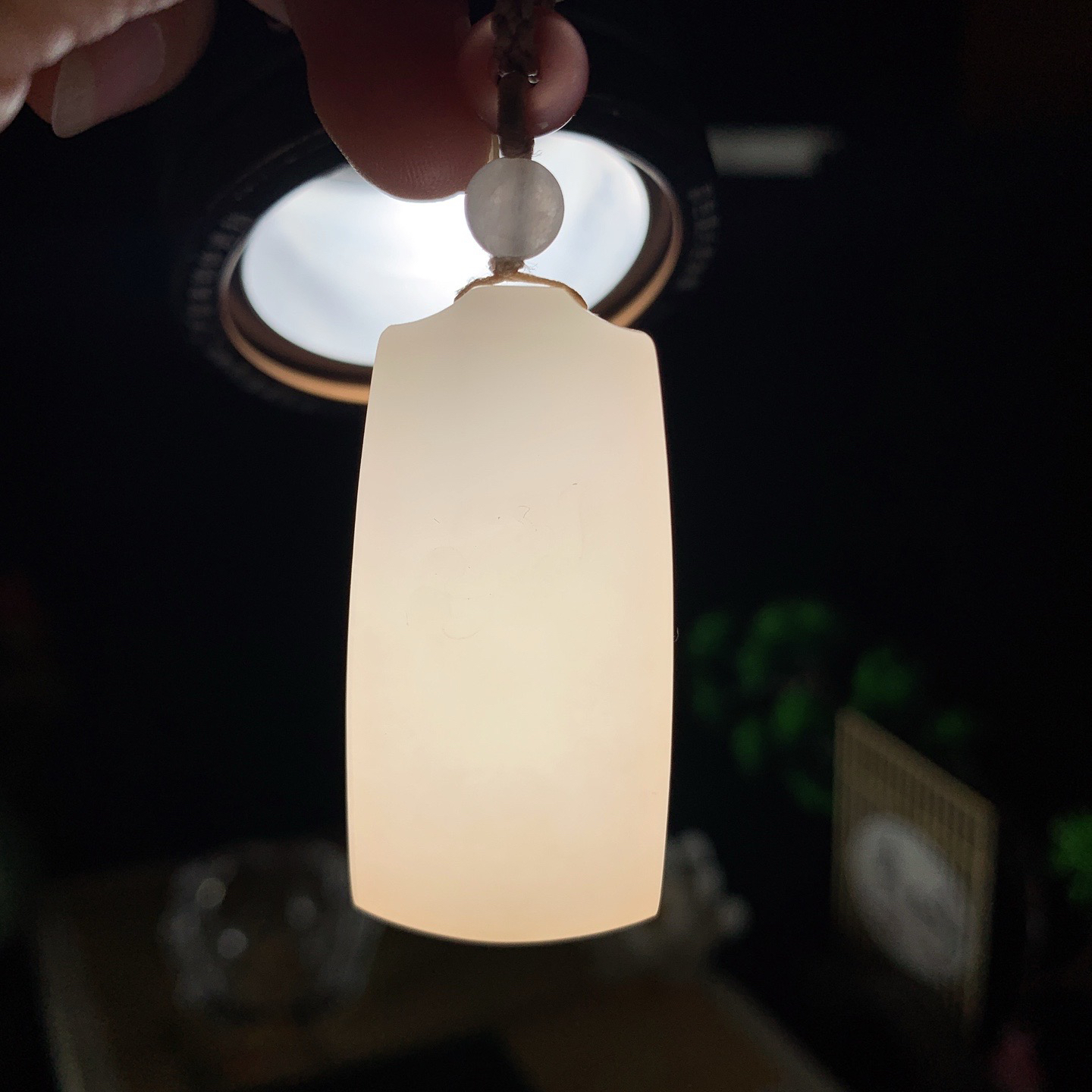 新疆和田玉白玉羊脂白坐莲观音挂件 尺寸46/22/12重28.5克 玉质细腻油润 底色纯净 脂粉好，品质好。lt260402