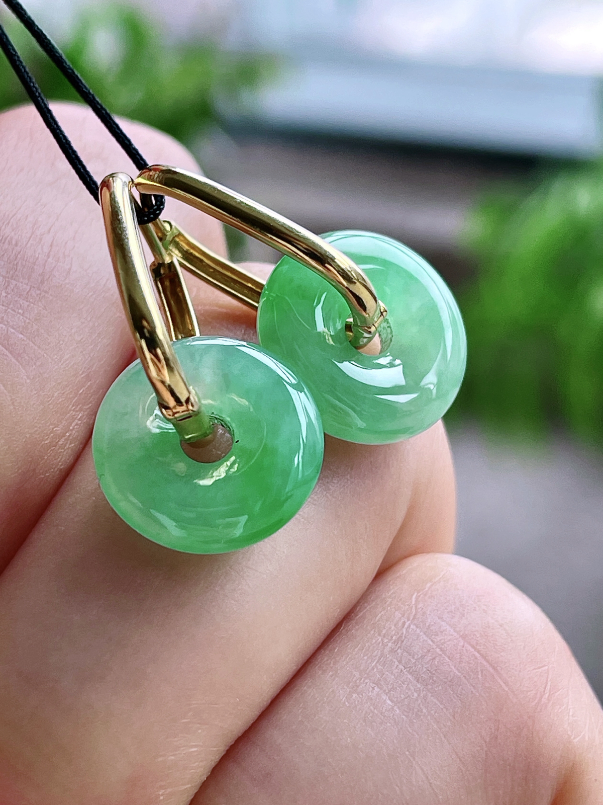 【镶嵌】冰甜阳绿甜甜圈耳坠 
【说明】缅料 18k金镶嵌 性价比高  
【裸石】12.4-3.9