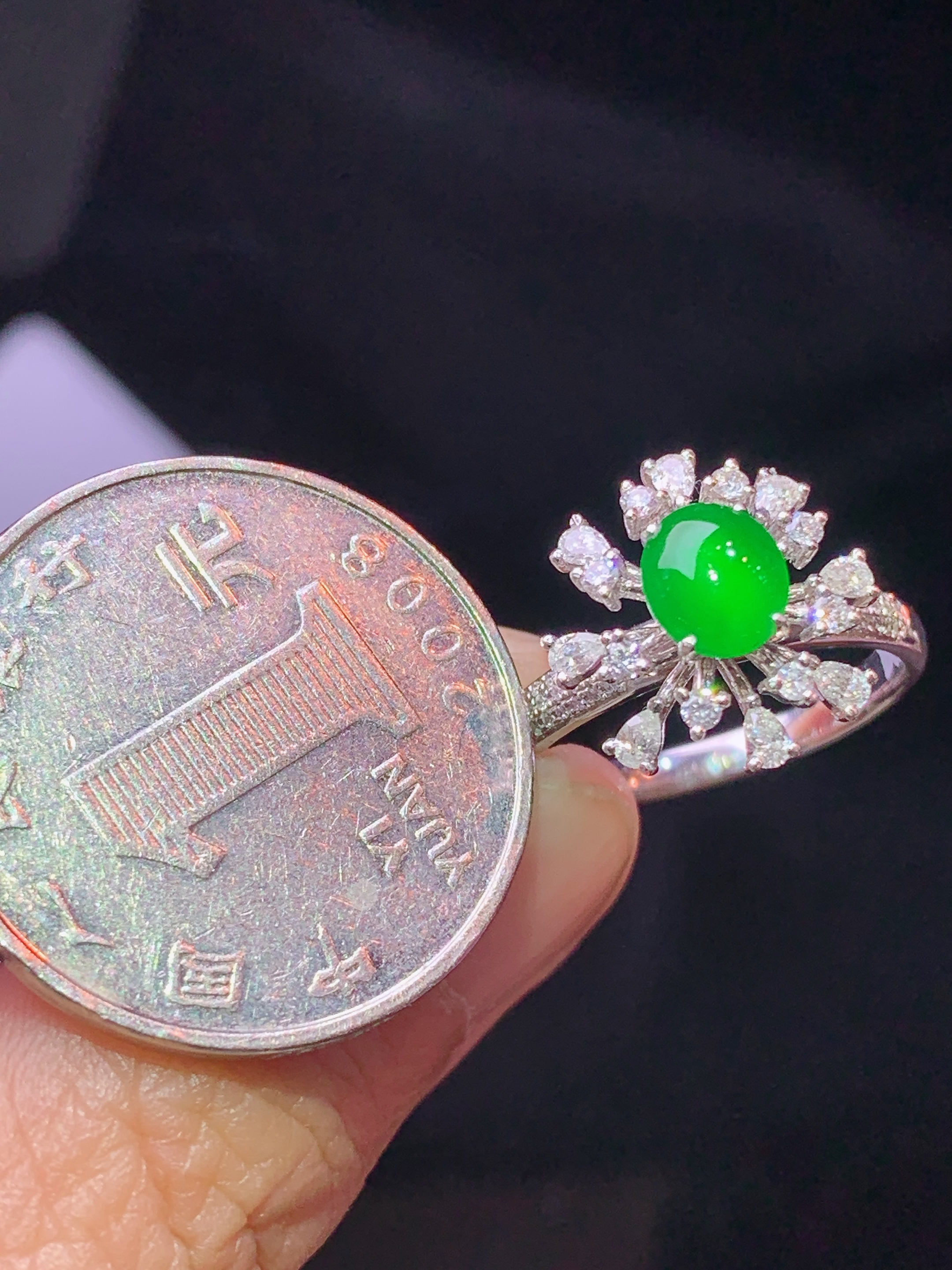 18k金钻镶嵌满绿蛋面戒指 玉质细腻 色泽艳丽清新 水润亮眼 圈口14 整体尺寸14*13.3*8.2m3