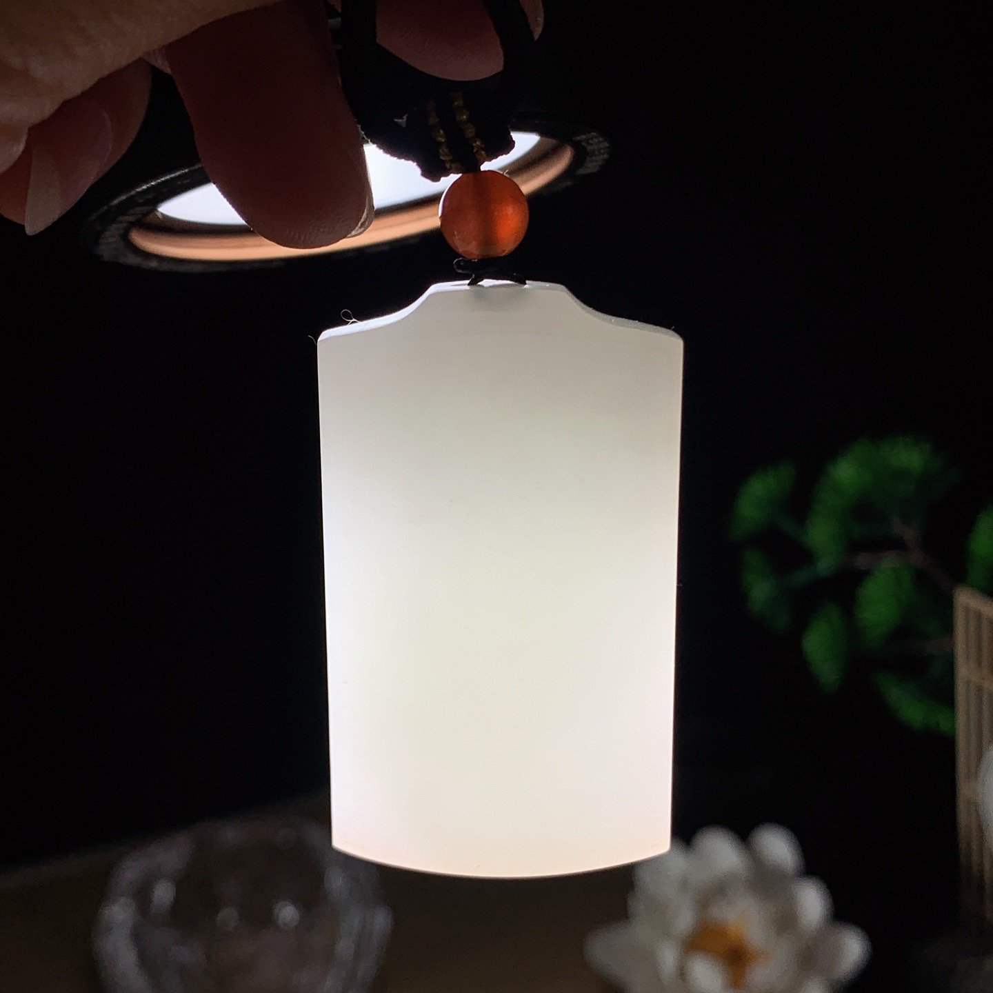 新疆和田玉白玉平安无事牌挂件 尺寸50/29/9重32克 玉质细腻油润 底色纯净 脂粉好，品质好。lt260402