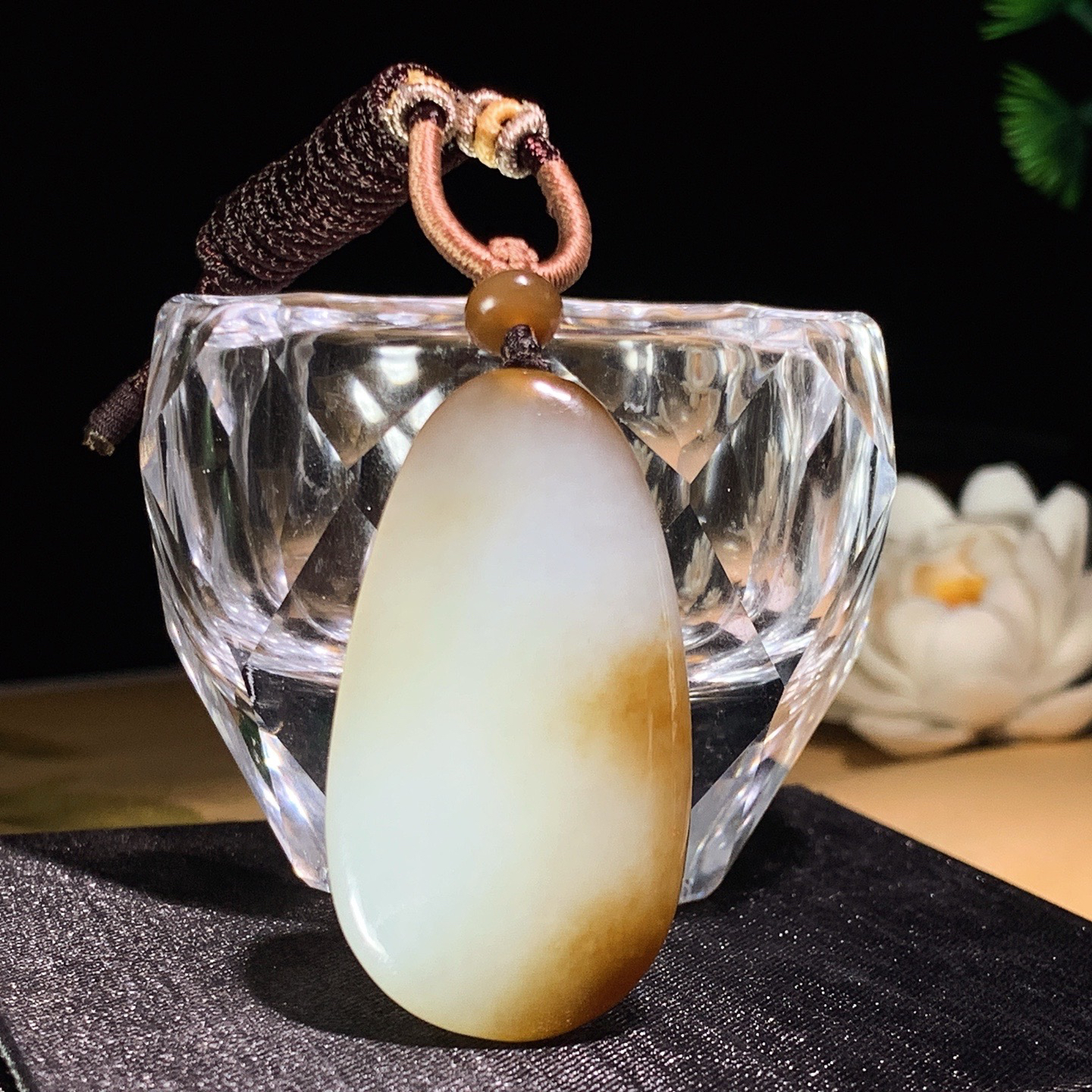 新疆和田玉白玉且末糖观音头挂件 尺寸45/25/8重20克 玉质细腻油润 底色纯净 脂粉好，品质好。lt260402