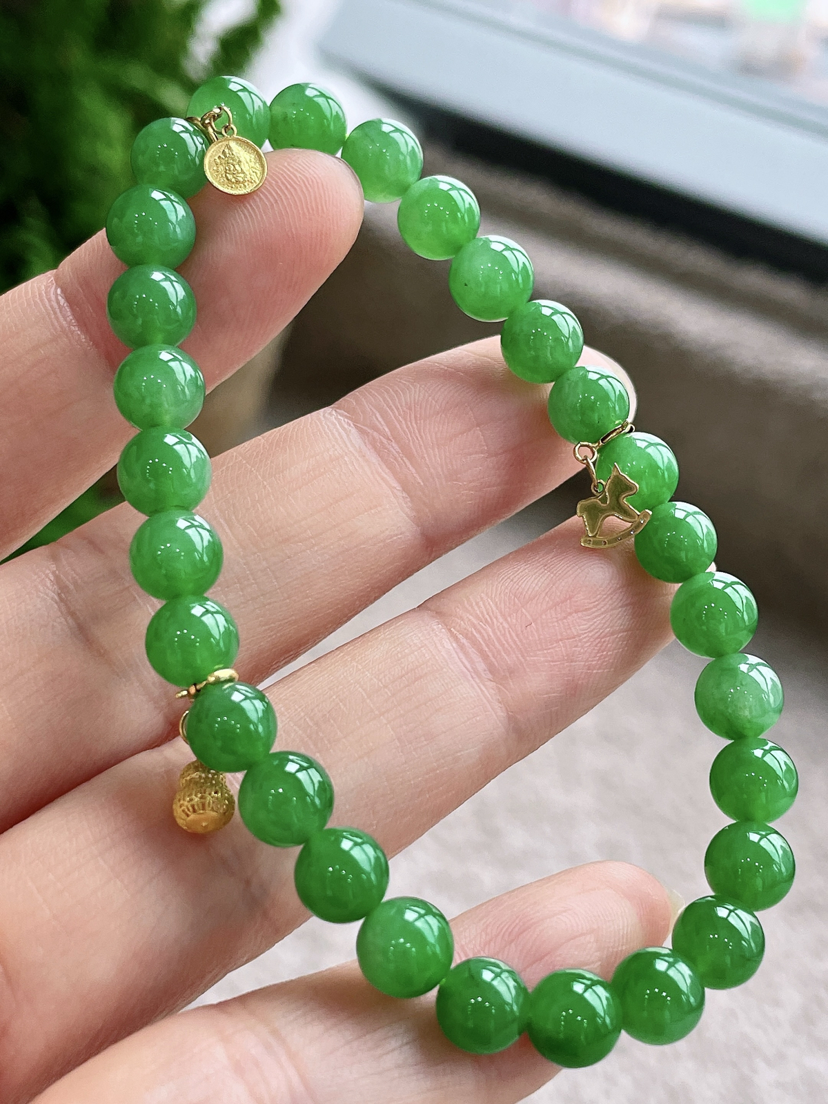 【珠子】冰阳绿手串圆珠珠子手串
【说明】缅料 18k镶嵌 性价比高  
【尺寸】6.7mm