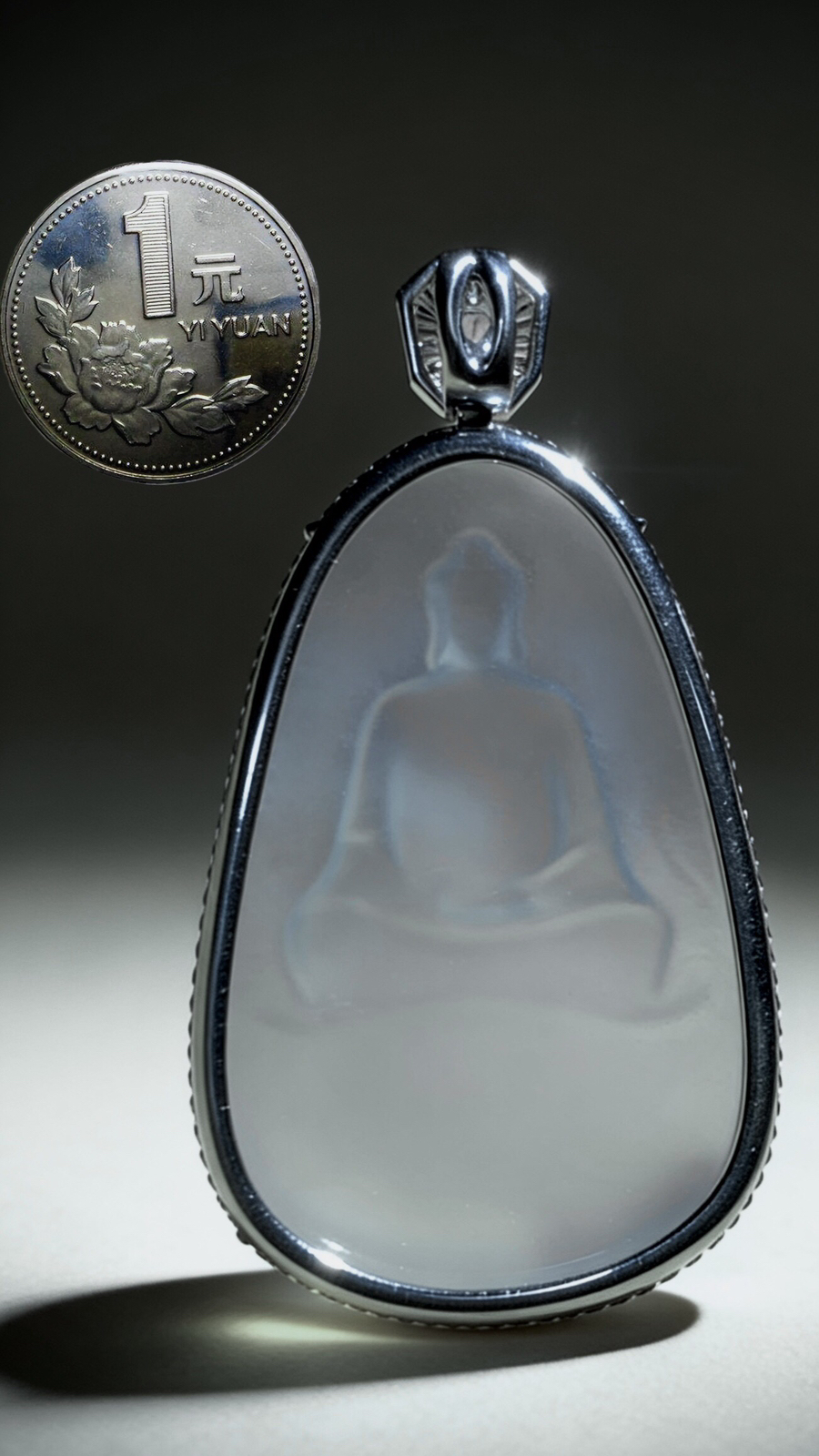 【药师如来佛】，
许群豪玉雕艺术作品，
裸石56.2-36.5-6.3mm，
整体67-36.8-9mm，36.12g，
18K金，南非钻，