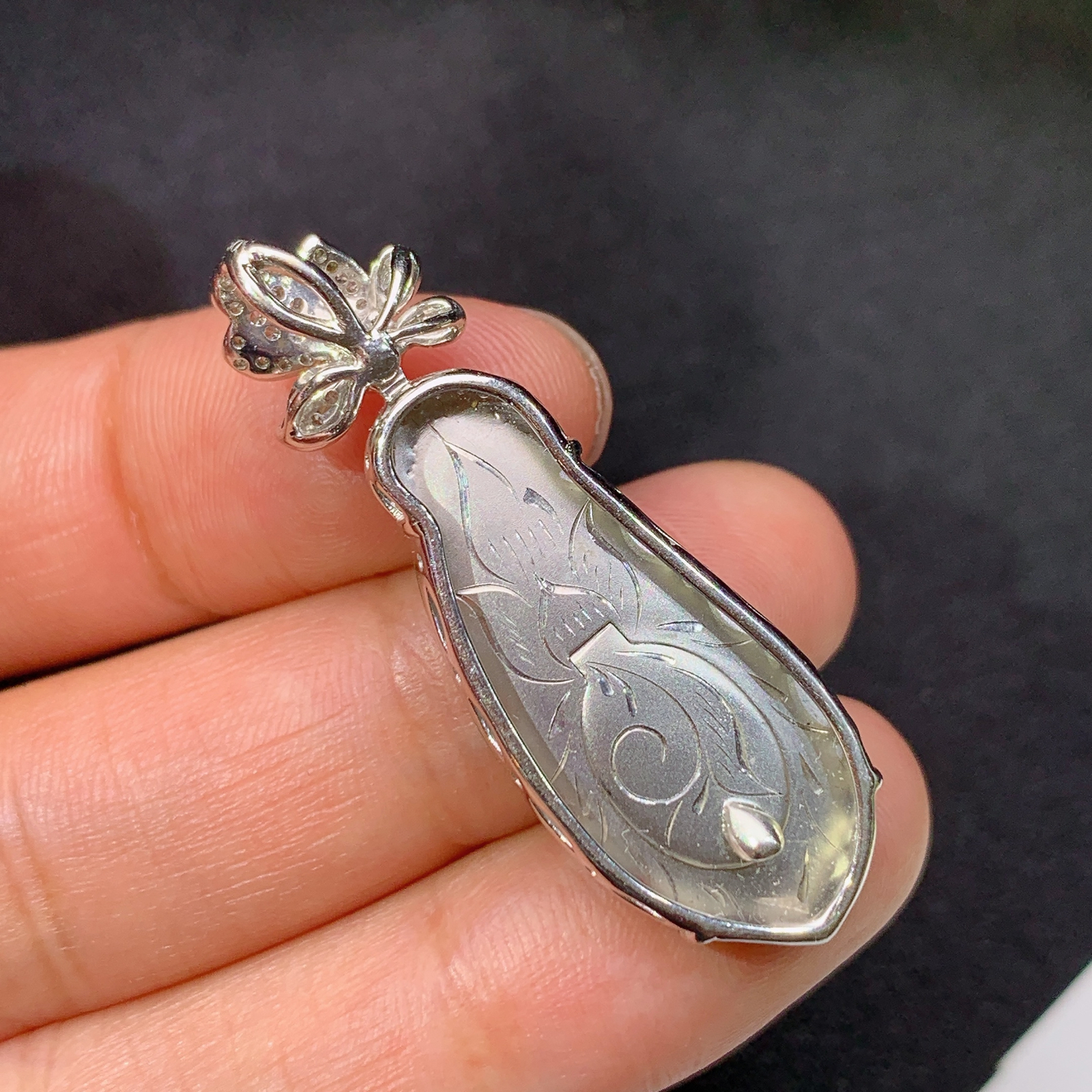 冰阳绿福瓜吊坠，18k金镶嵌，冰润色阳，玉质细腻，种水足，Zha 尺寸39.3*13.4*6.3