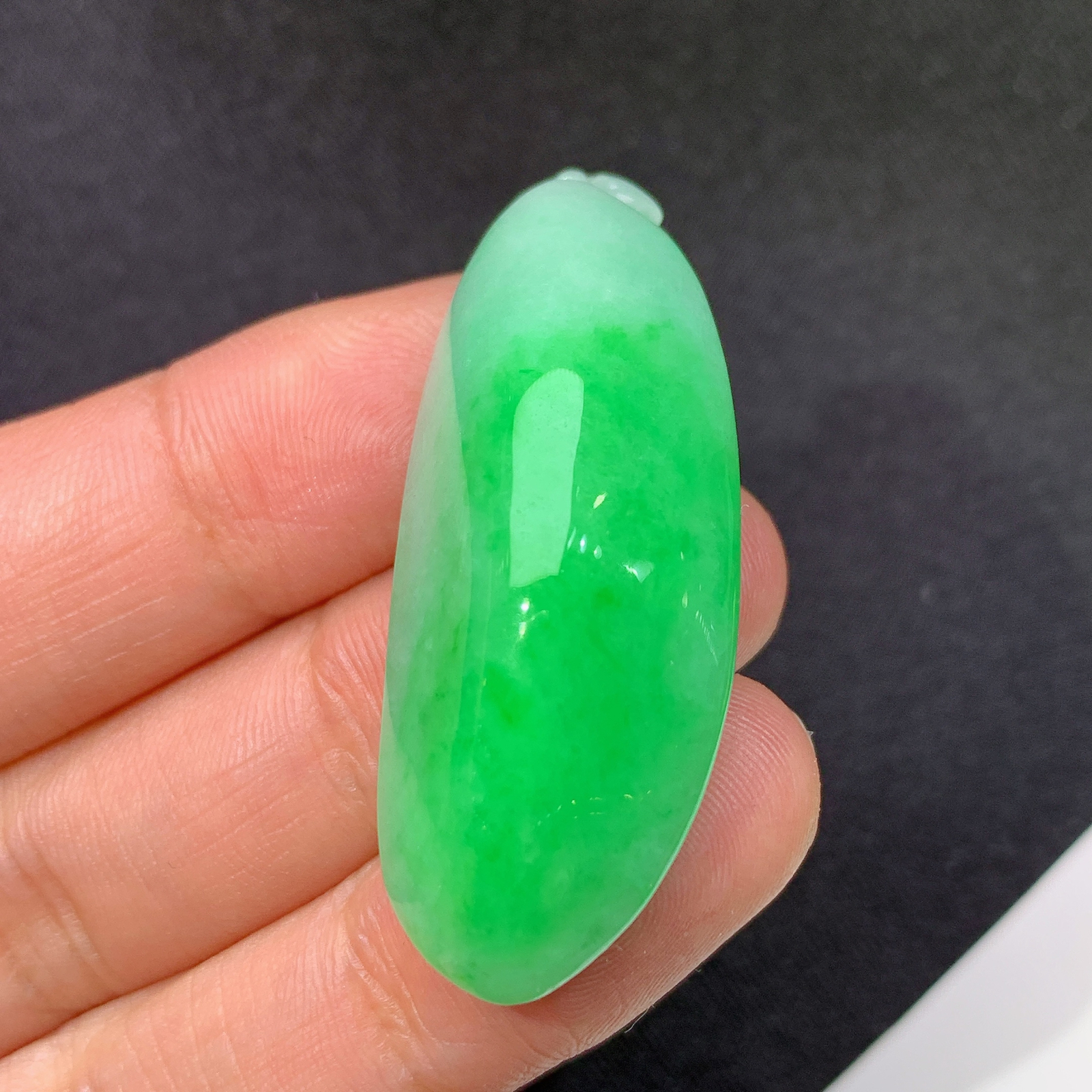 飘绿福瓜，冰润色阳，玉质细腻，种水足，Fuy 尺寸41.6*16.9*13.1