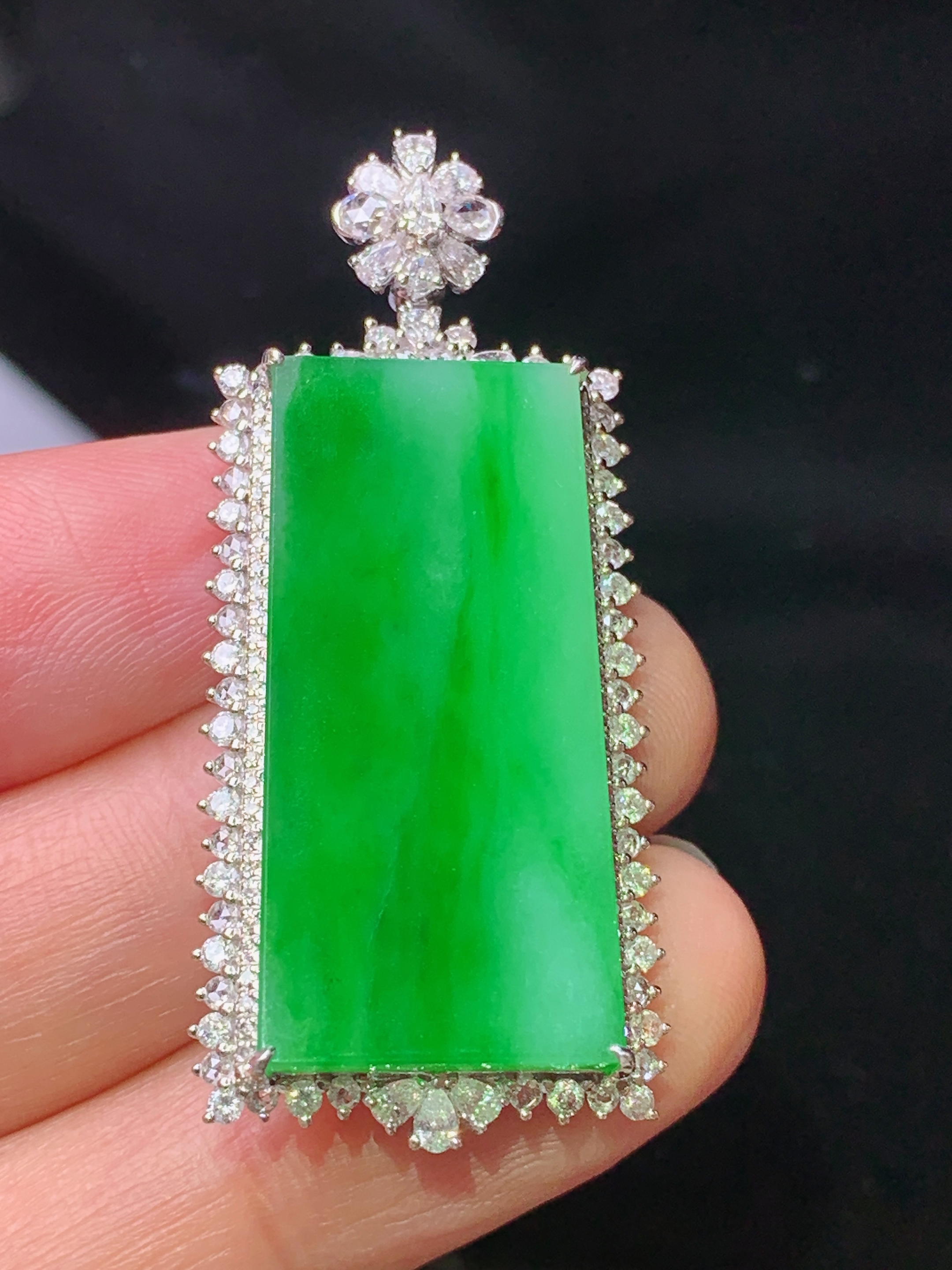 18k金钻镶嵌翠绿无事牌吊坠 玉质细腻 色泽艳丽清新 水润亮眼 整体尺寸44.5*19.6*7.2z