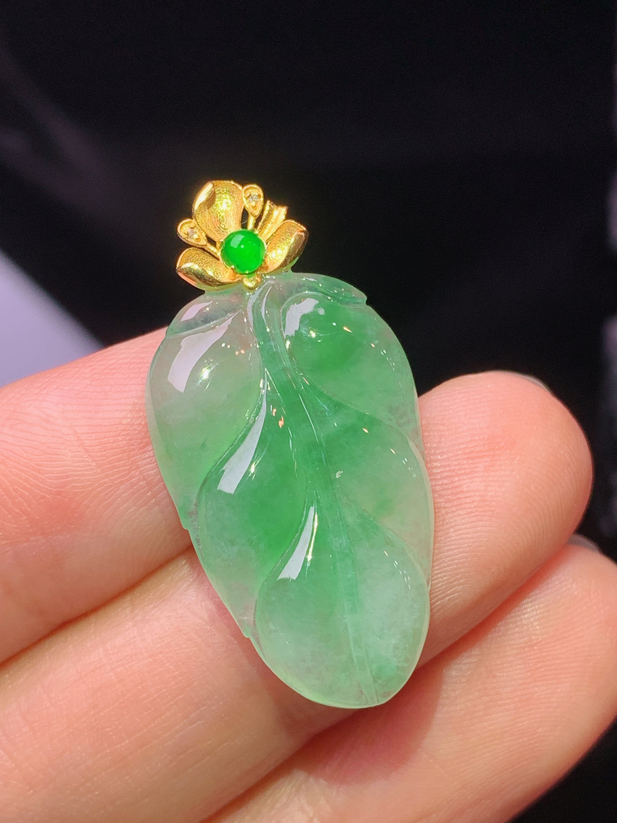 18k金镶嵌飘绿树叶吊坠 玉质细腻 色泽艳丽清新 水润亮眼 整体尺寸31*15.3*3.5x5