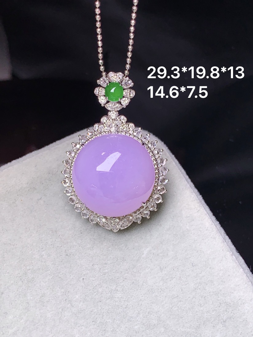 18k金钻镶嵌紫罗兰蛋面吊坠 玉质细腻 色泽艳丽清新 水润亮眼 整体尺寸29.3*19.8*13