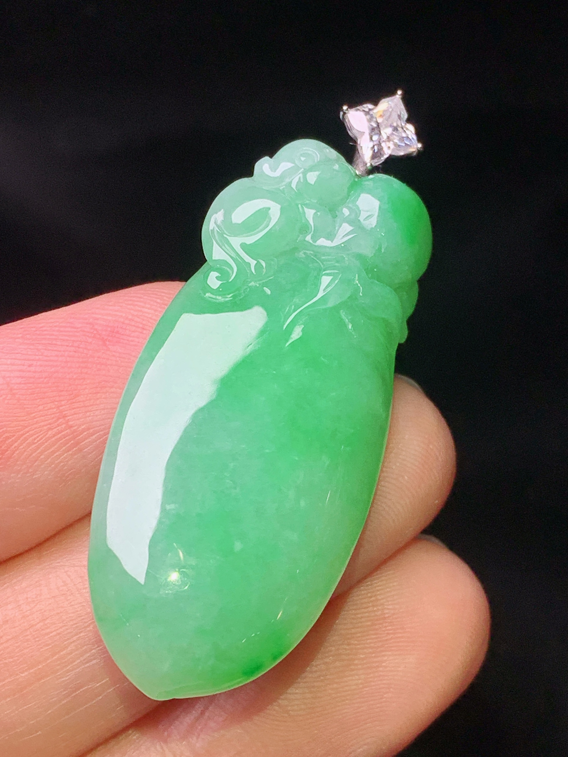 18k金钻镶嵌翠绿福瓜吊坠 玉质细腻 色泽艳丽清新 水润亮眼 整体尺寸44.2*17.2*7.7e1