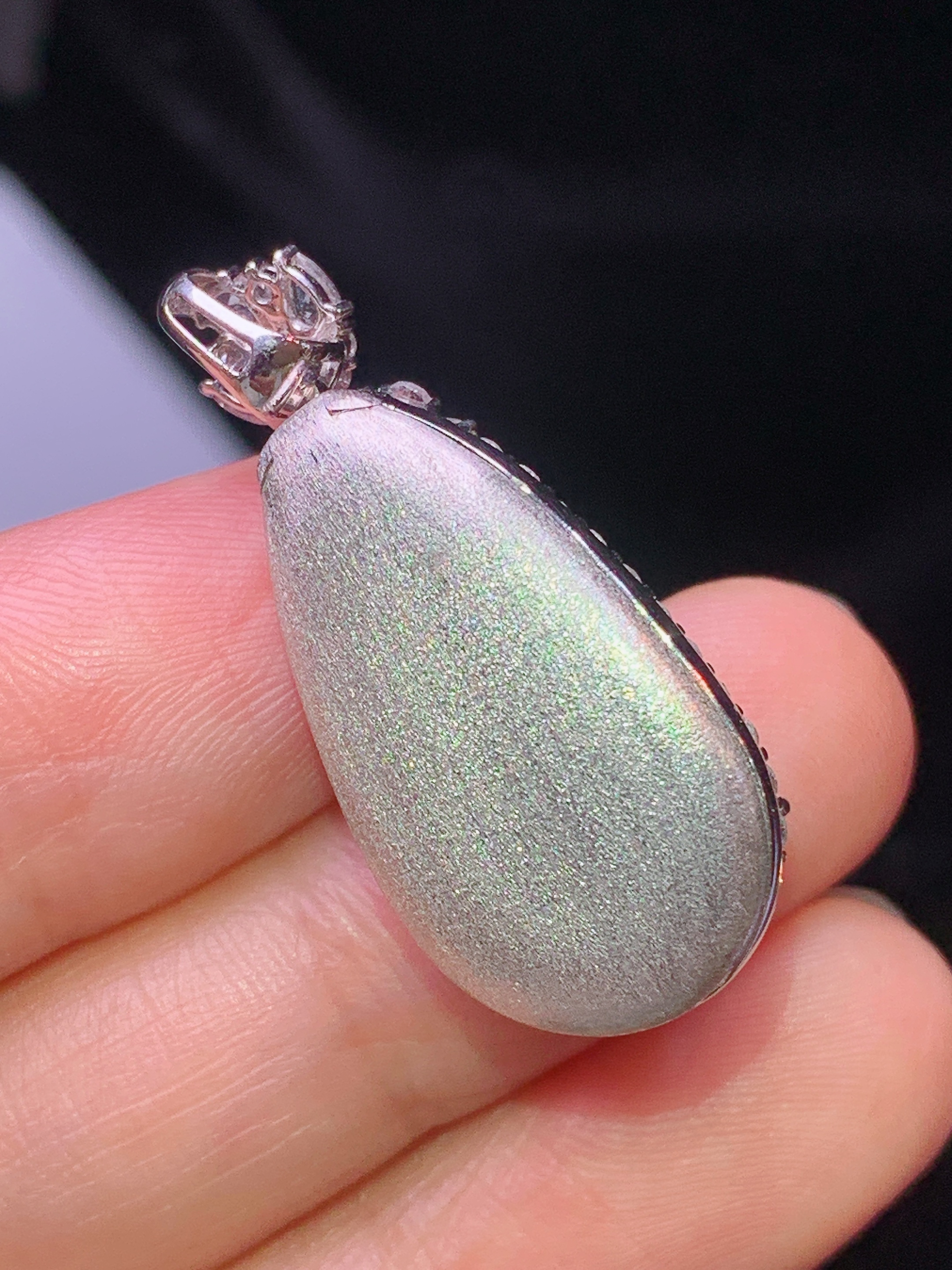 18k金钻镶嵌满绿四季豆吊坠 玉质细腻 色泽艳丽清新 水润亮眼 整体尺寸31.2*14.2*9.6m4