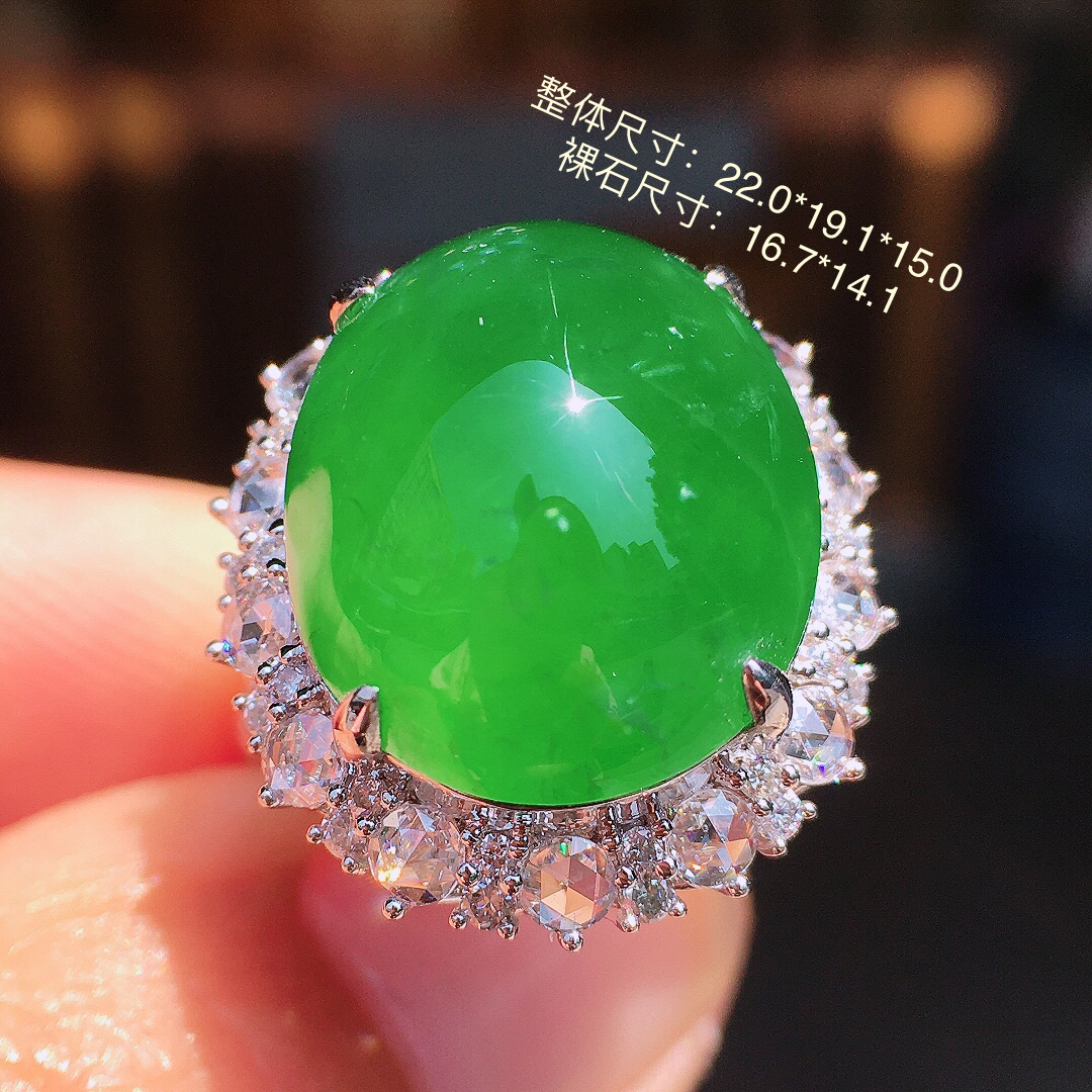 阳绿蛋面戒指，色泽均匀艳丽，玉质细腻，荧光感超
强，饱满圆润，尽显优雅气质，18k
金豪华镶嵌