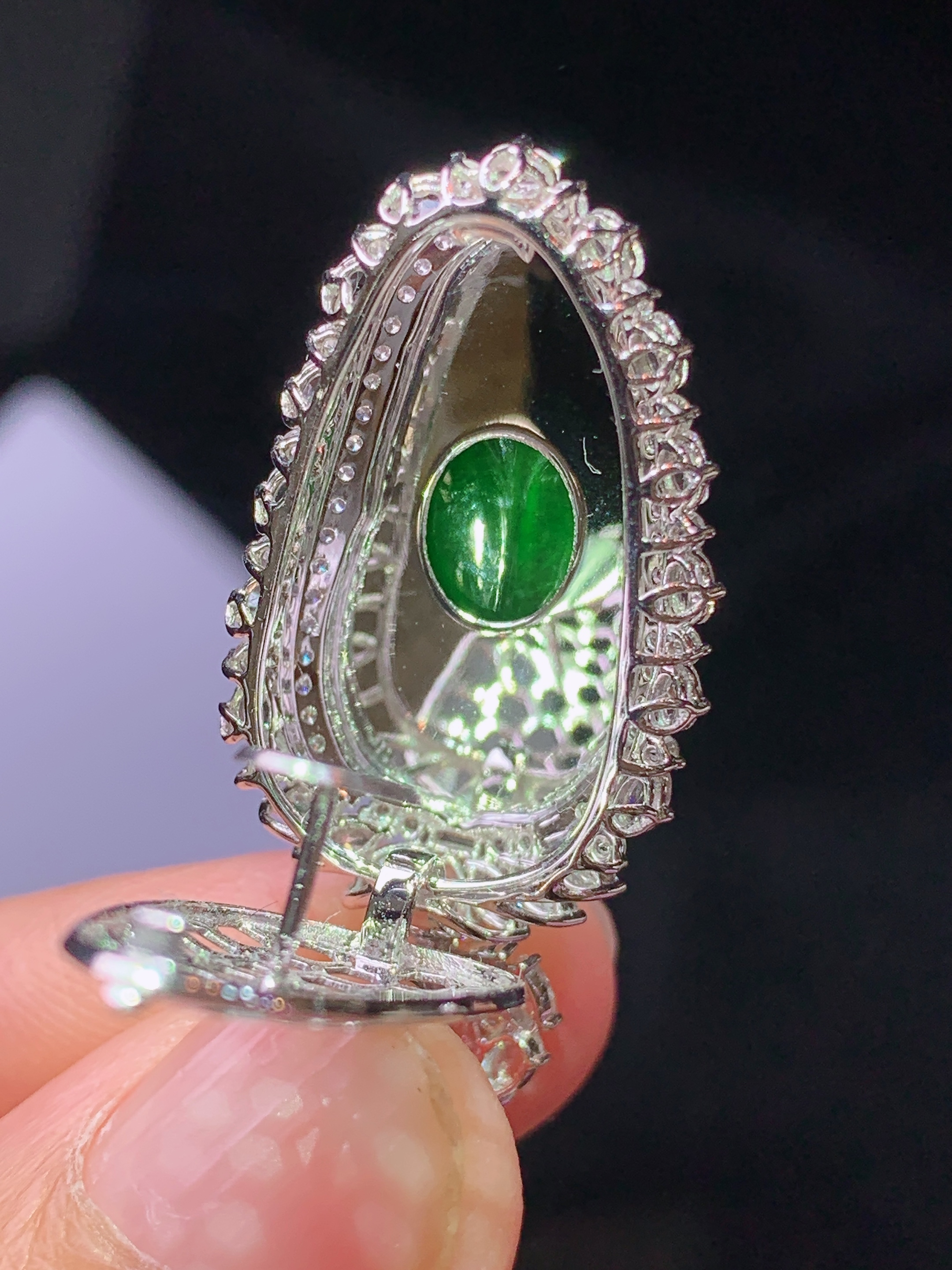 18k金钻镶嵌满绿树叶吊坠 玉质细腻 色泽艳丽清新 水润亮眼 整体尺寸37*17.6*9.2m3