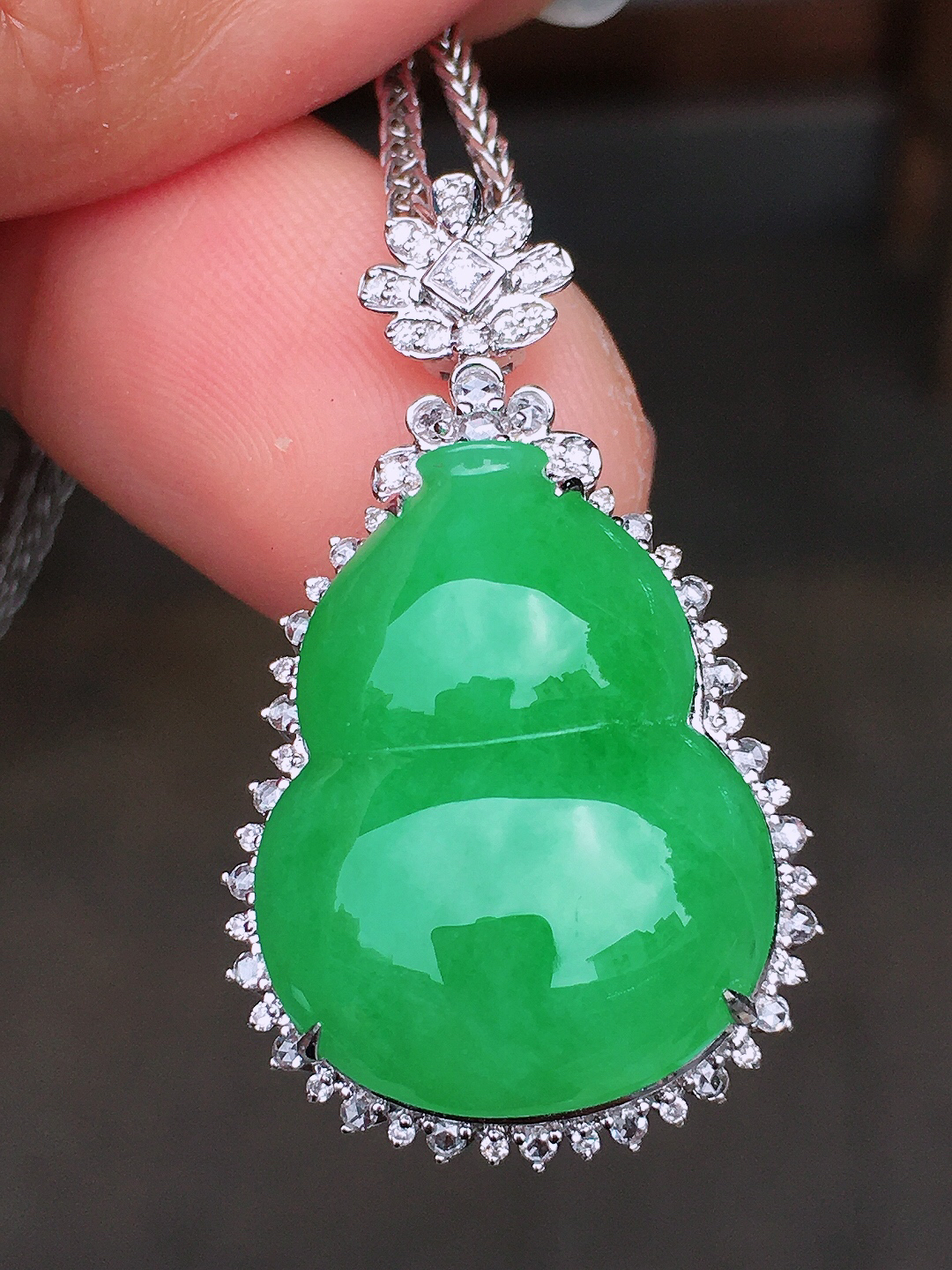 阳绿葫芦吊坠，色泽均匀艳丽，玉质细腻，荧光感超
强，饱满圆润，尽显优雅气质，18k
金豪华镶嵌