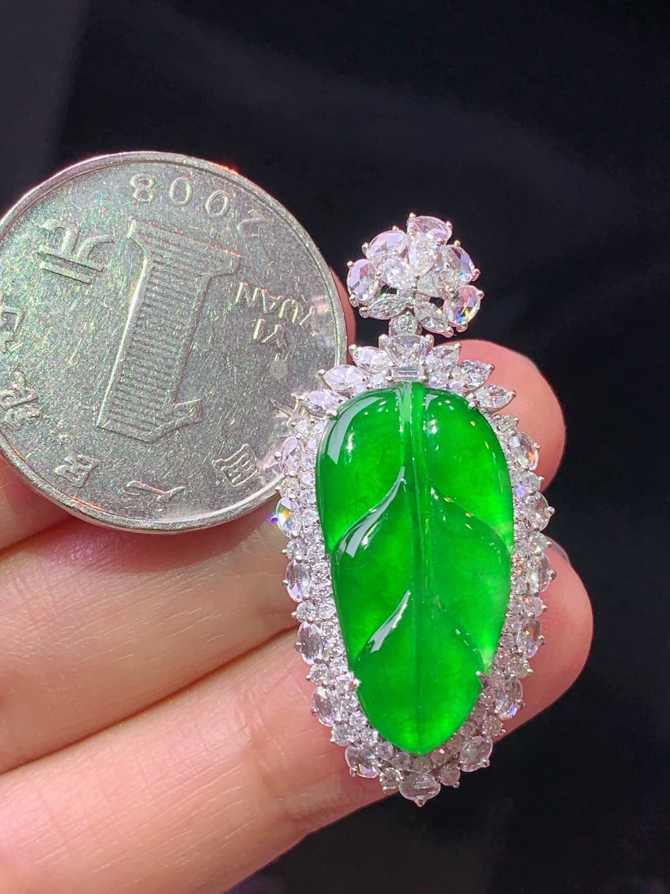 18k金钻镶嵌满绿树叶吊坠 玉质细腻 色泽艳丽清新 水润亮眼 整体尺寸37*17.6*9.2m3