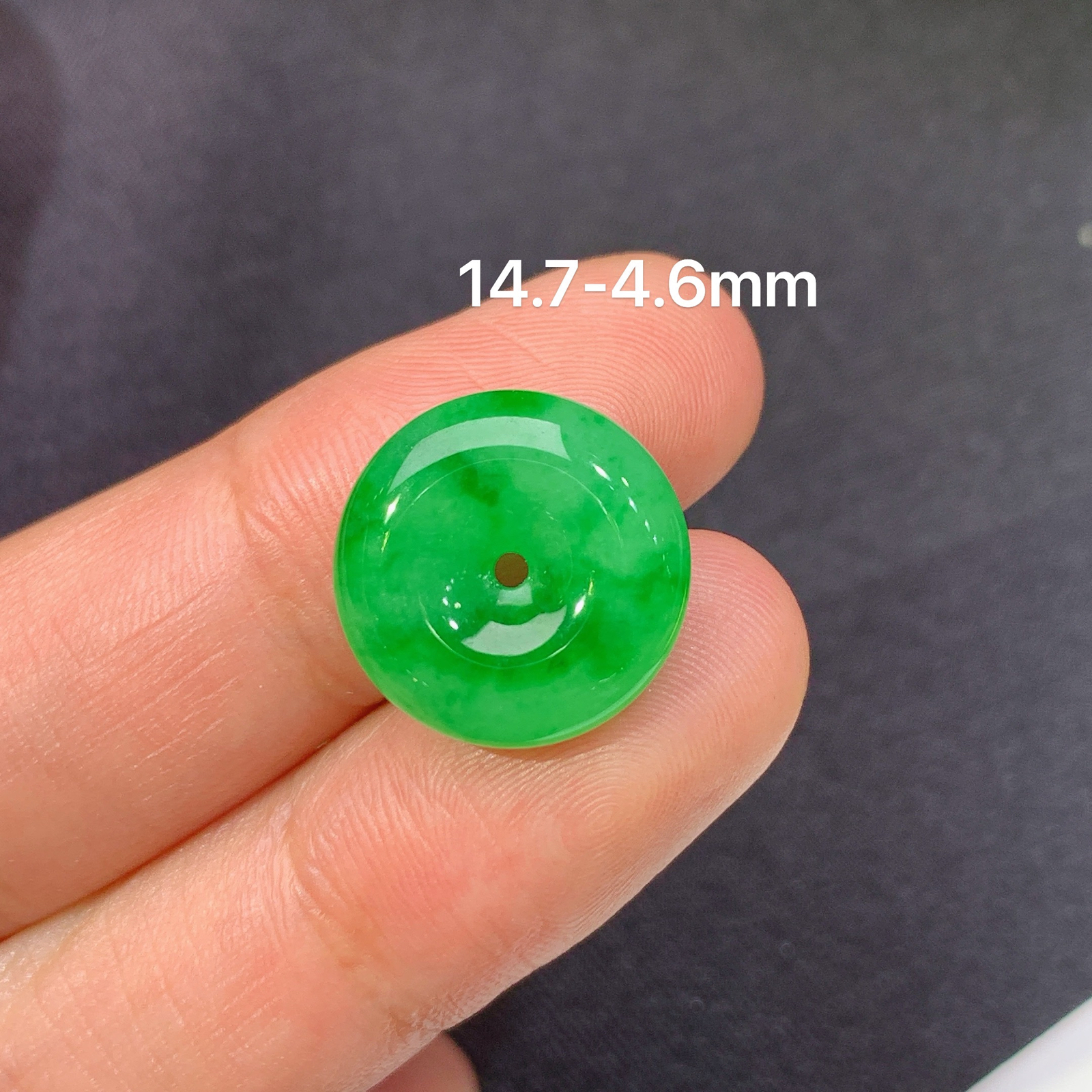 冰飘绿平安扣，冰润色阳，玉质细腻，种水足，Zha 尺寸14.7*4.6