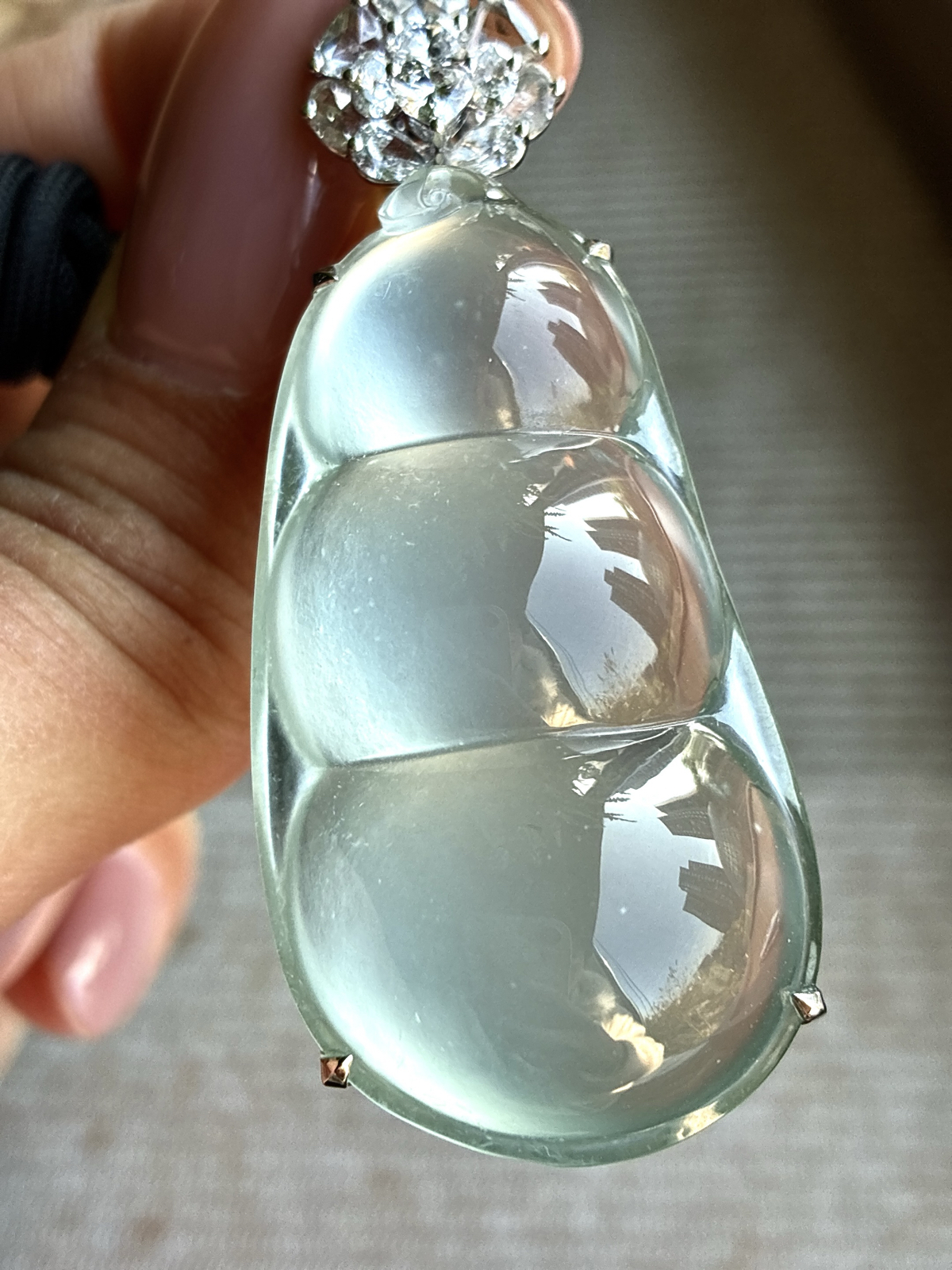 【镶嵌】🫧高冰玻璃种豆子福豆吊坠  
【说明】缅料 18k金镶嵌 性价比高  
【整体】54-22.7-14.7
【裸石】43.2-22.7-10.5


•玻璃凝福豆，冰透蕴清光