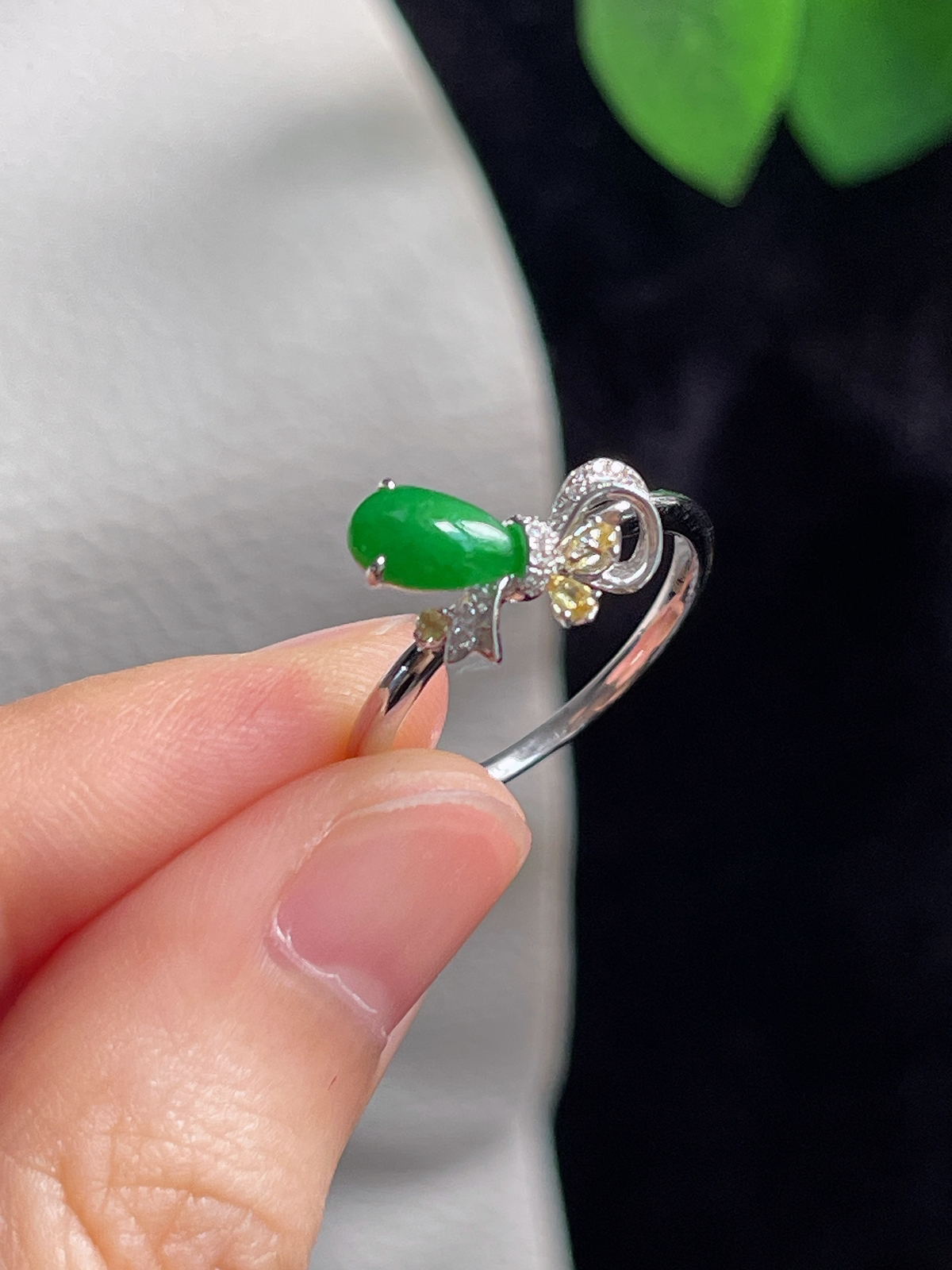 18k金 翡翠糯化种满绿色蝴蝶结戒指