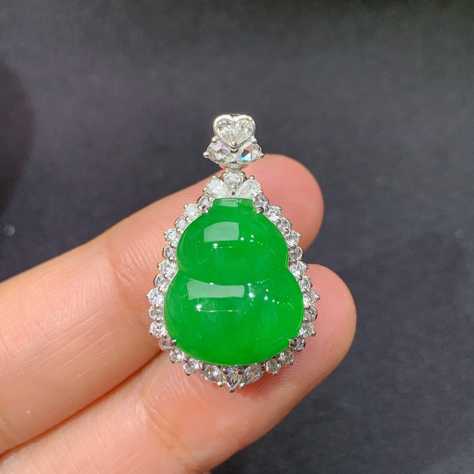 阳绿葫芦吊坠，18k金镶嵌，冰润色阳，玉质细腻，种水足，Xy 尺寸26.7*16.6*11.7