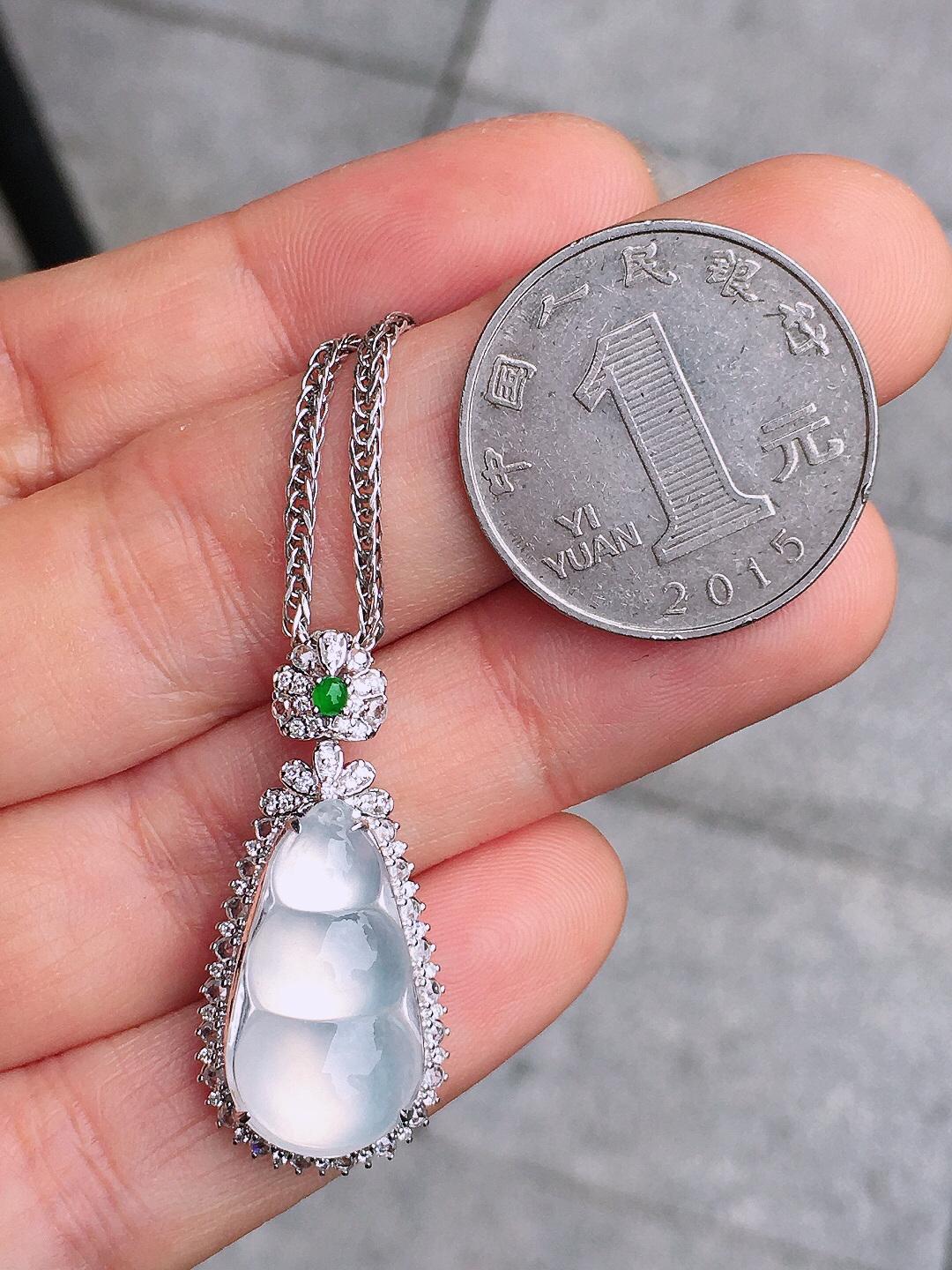 冰种福豆吊坠，玉质细腻，荧光感超
强，饱满圆润，尽显优雅气质，18k
金豪华镶嵌