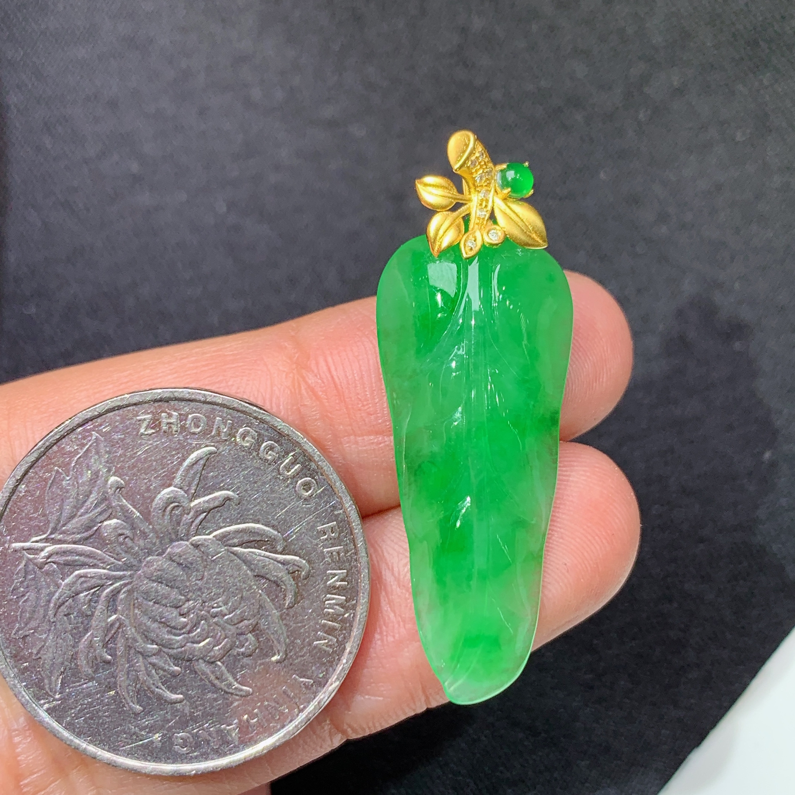 冰阳绿树叶吊坠，18k金镶嵌，冰润色阳，玉质细腻，种水足，Hao 尺寸35.6*12.7*5.3