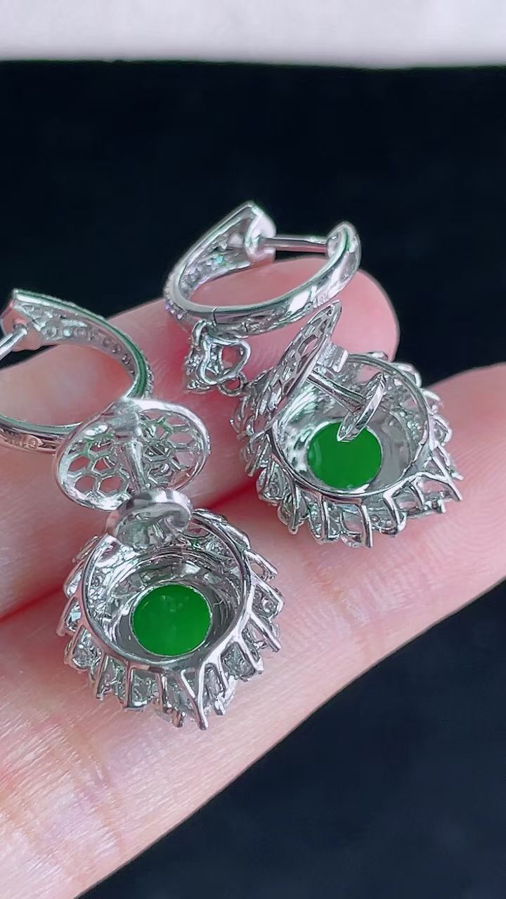 【翡翠名称】18K金豪华镶钻冰阳绿平安无事牌耳坠
【翡翠尺寸】总尺寸31.2/13/7.8mm
【翡翠描述】宝贝种老水足，玉质细腻，色泽靓丽，性价比高，佩戴效果好！
【其它赠送】权威证书/精美挂绳盒子/支持全国复检