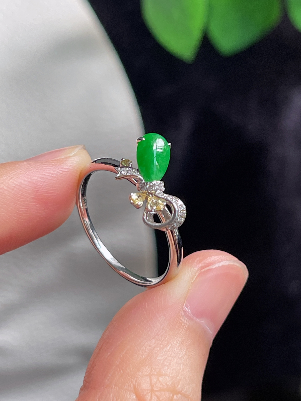 18k金 翡翠糯化种满绿色蝴蝶结戒指