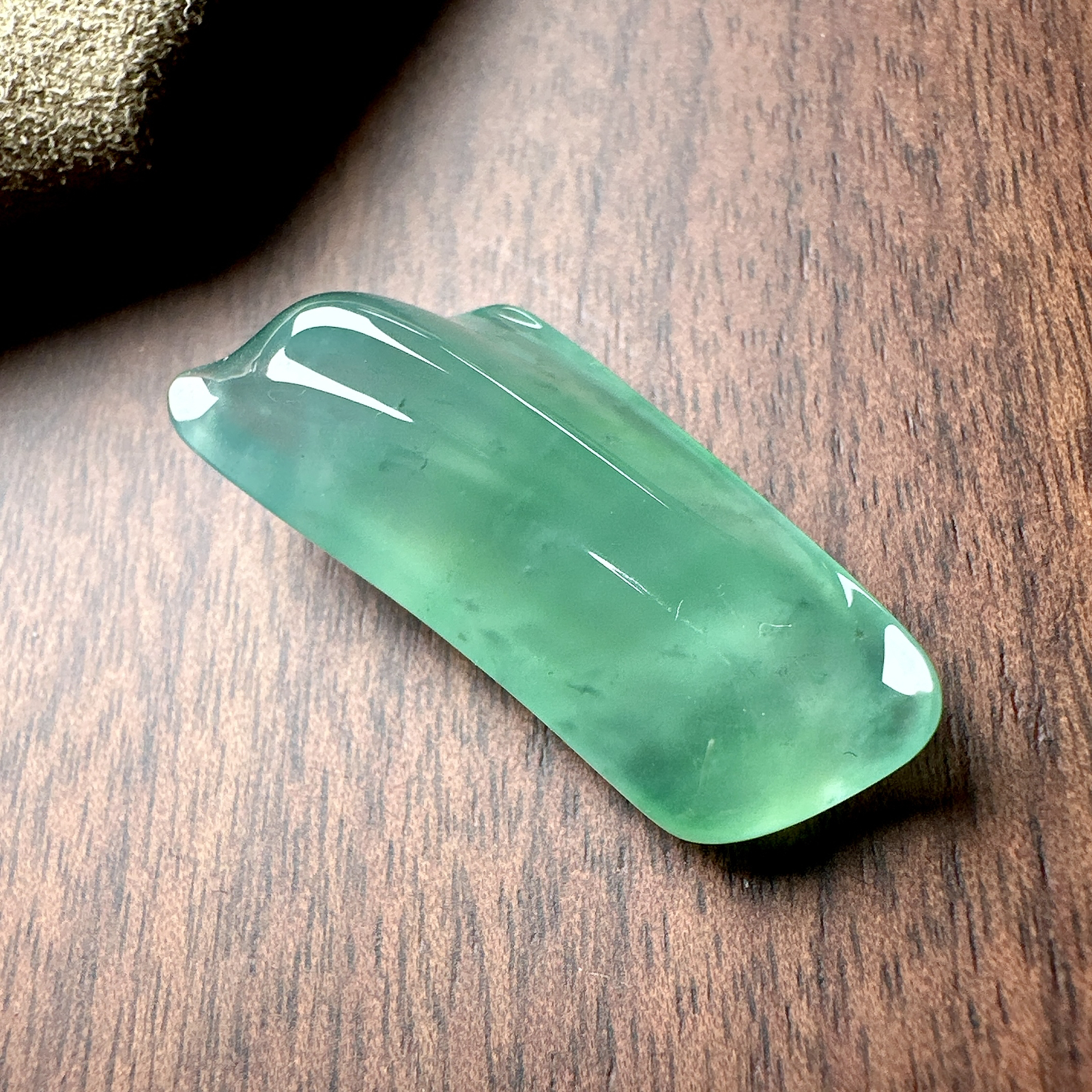 【冰种晴绿随形裸石】质地细腻，冰润十足，种老冰透，收藏品质