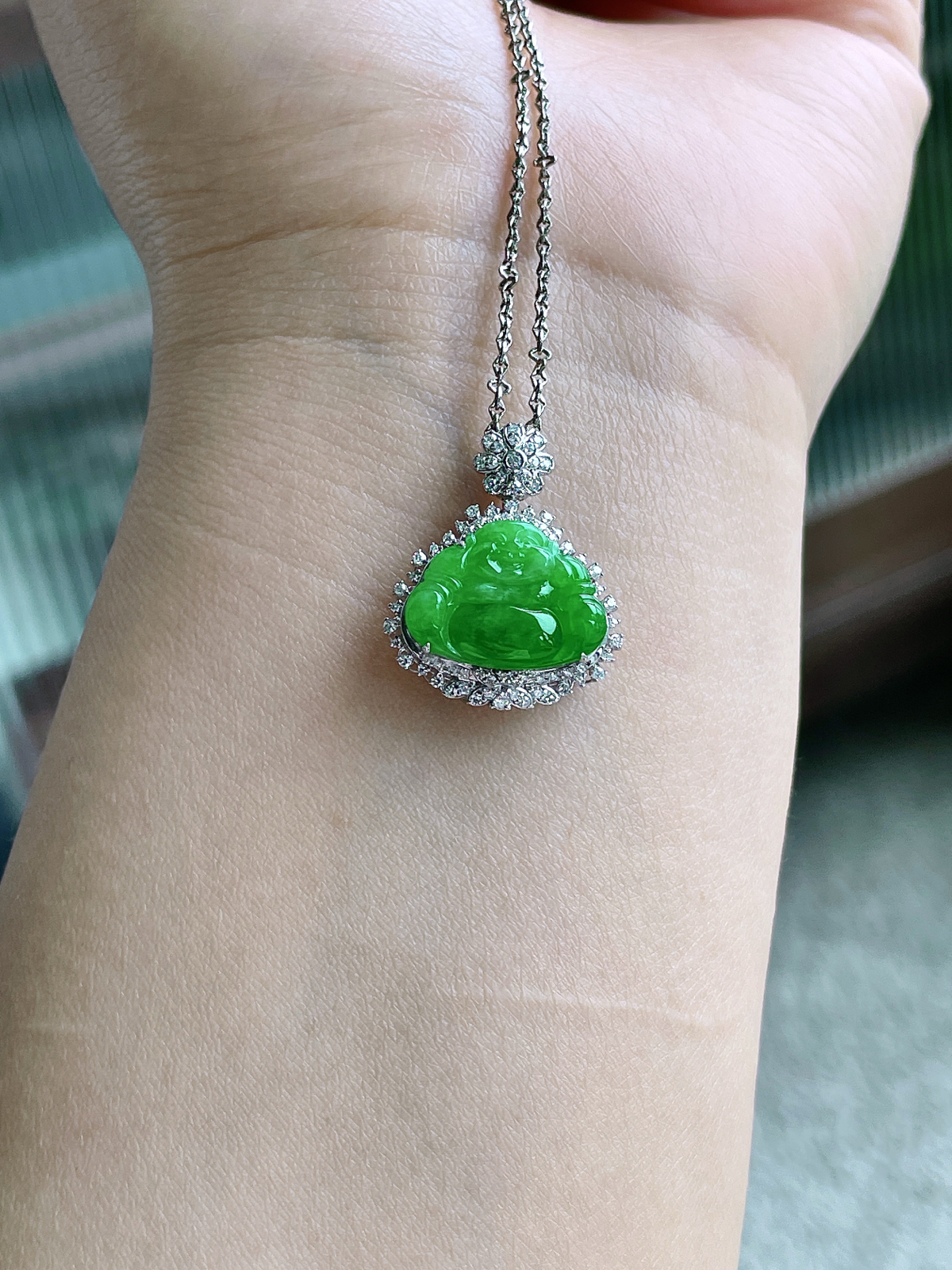 【镶嵌】冰阳绿佛公吊坠  
【说明】18k金镶嵌 性价比高  
【整体】23.3-19-8.4
【裸石】11.5-15.6-3