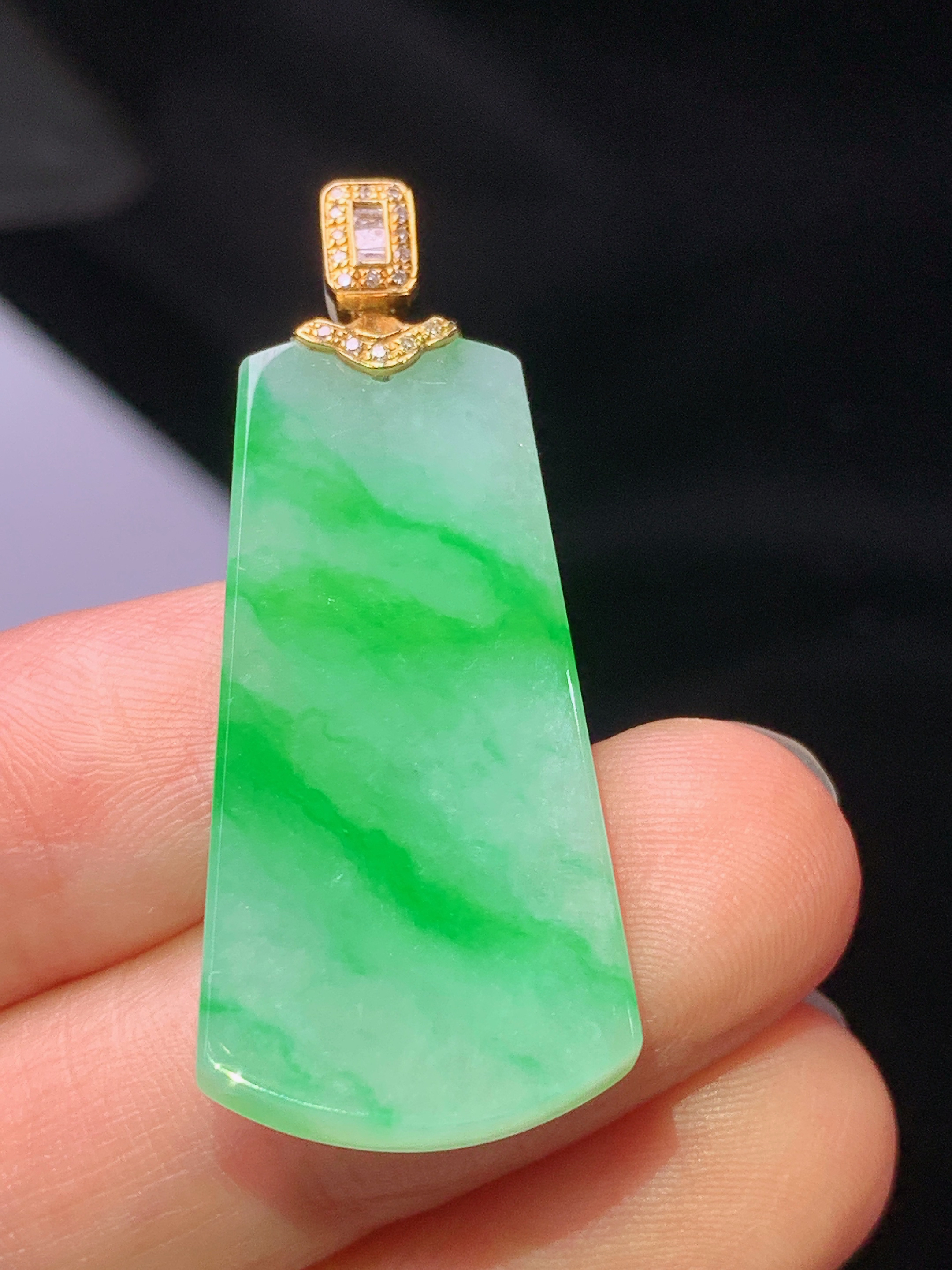 18k金钻镶嵌翠绿无事牌吊坠 玉质细腻 色泽艳丽清新 水润亮眼 整体尺寸39.2*15.7*4.2z1